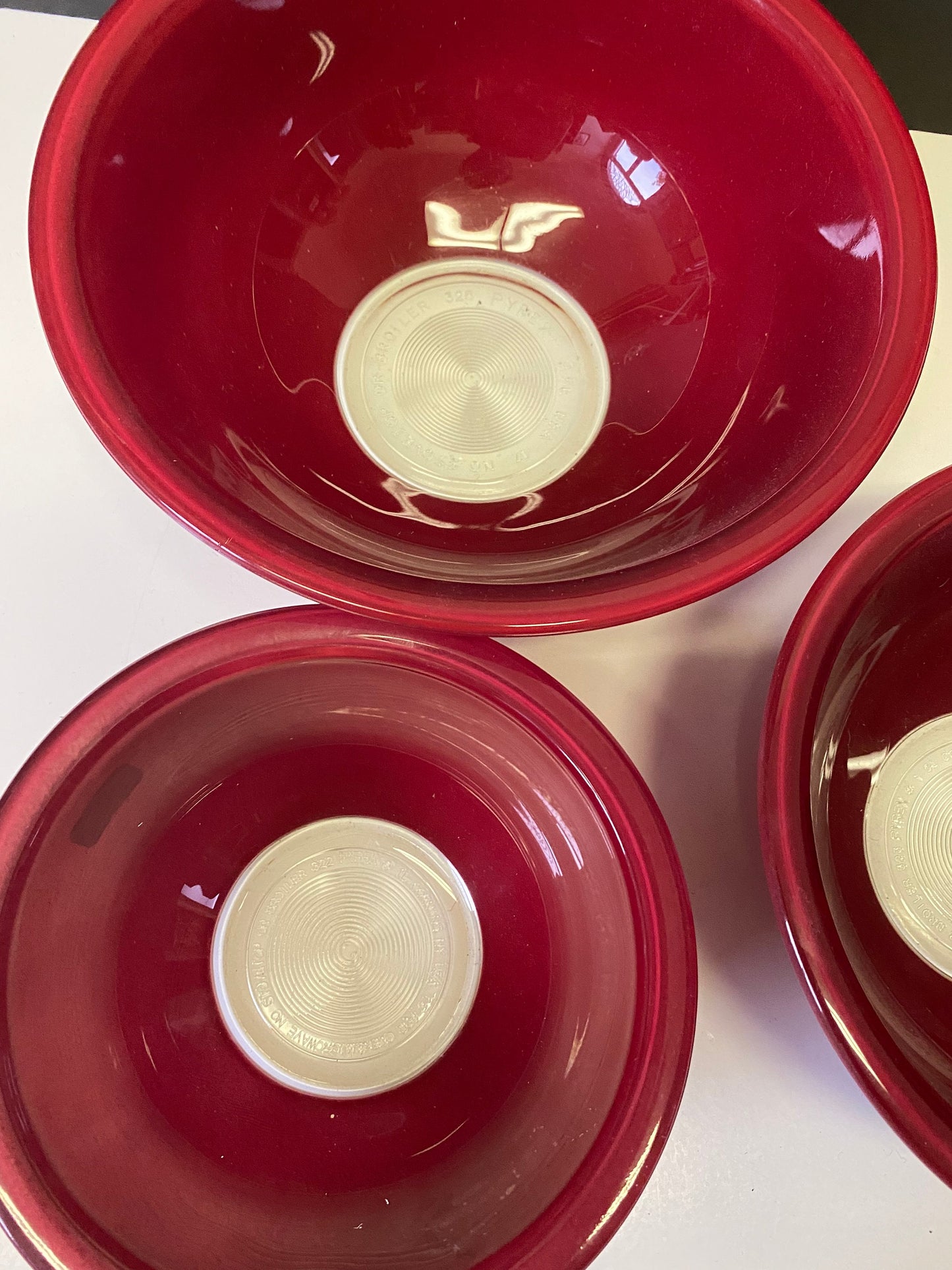 Absolutely fabulous vintage Pyrex cranberry coloured bowl set 322 323 325 bowls in Pristine condition!!