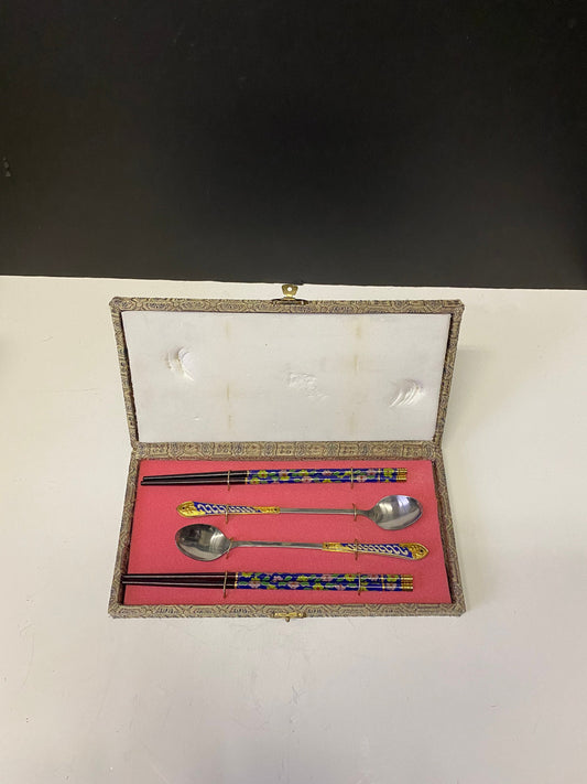 Vintage attractive cloisonné Chopstick and spoon set in original box  ready to use!
