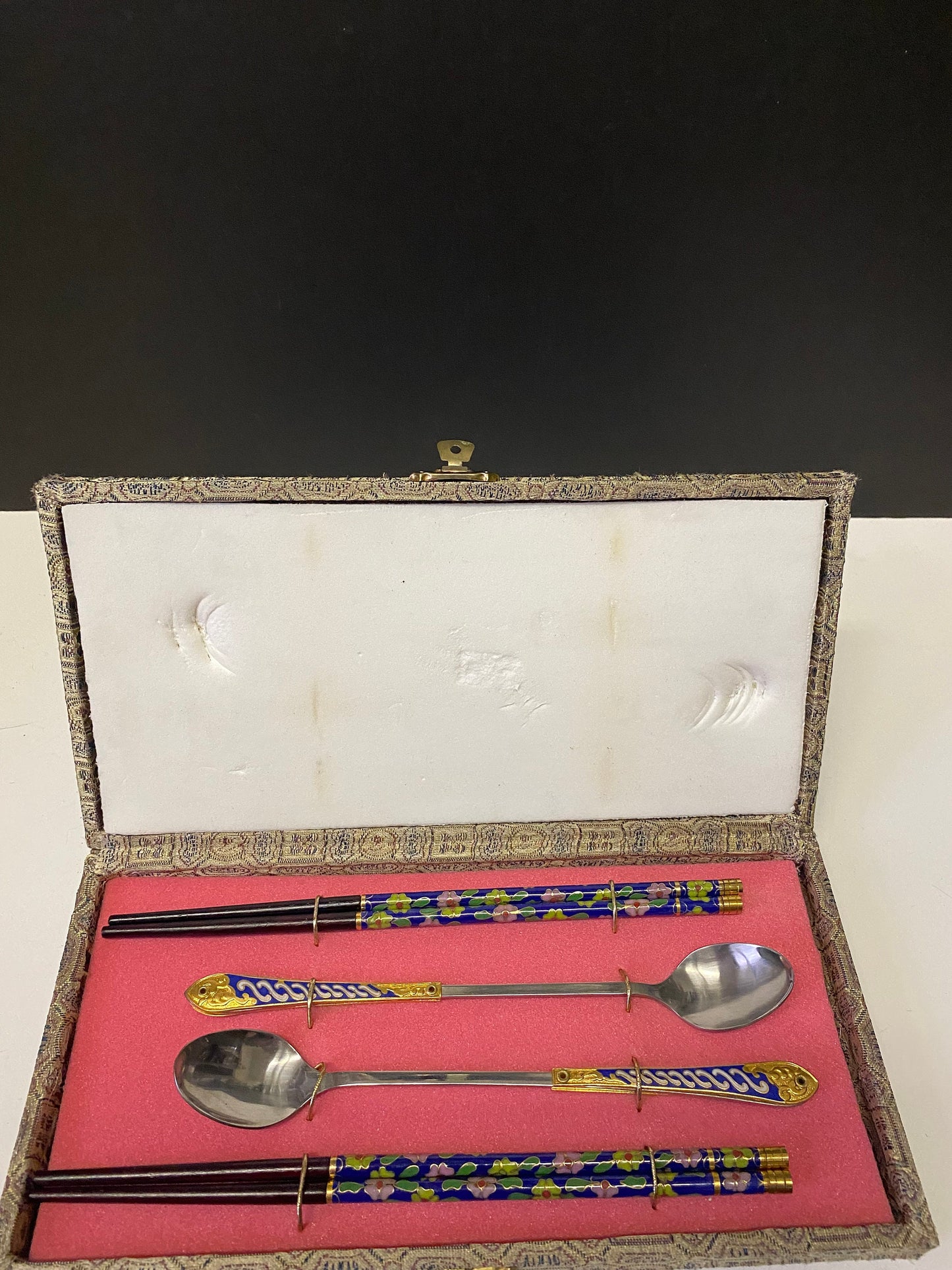 Vintage attractive cloisonné Chopstick and spoon set in original box ready to use!