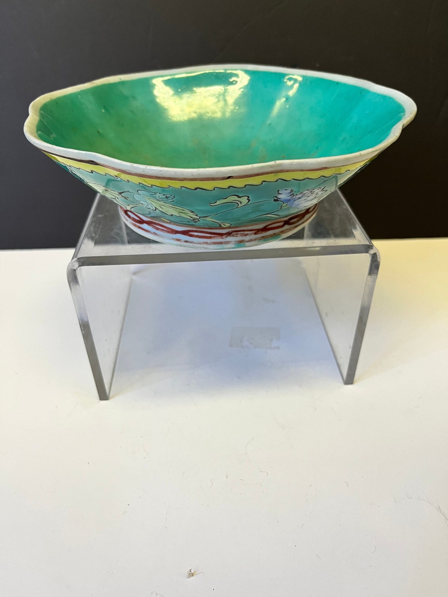 Absolutely gorgeous 8 inch Chinese glazed Polychrome bowl Decorated with chrysanthemums and leaves. Great condition and quality!!!