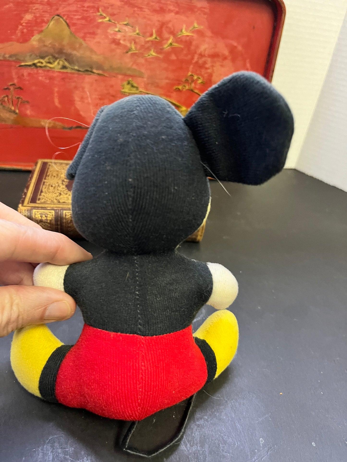 7 inch tall vintage Mickey Mouse in good condition super cool gift and seems old