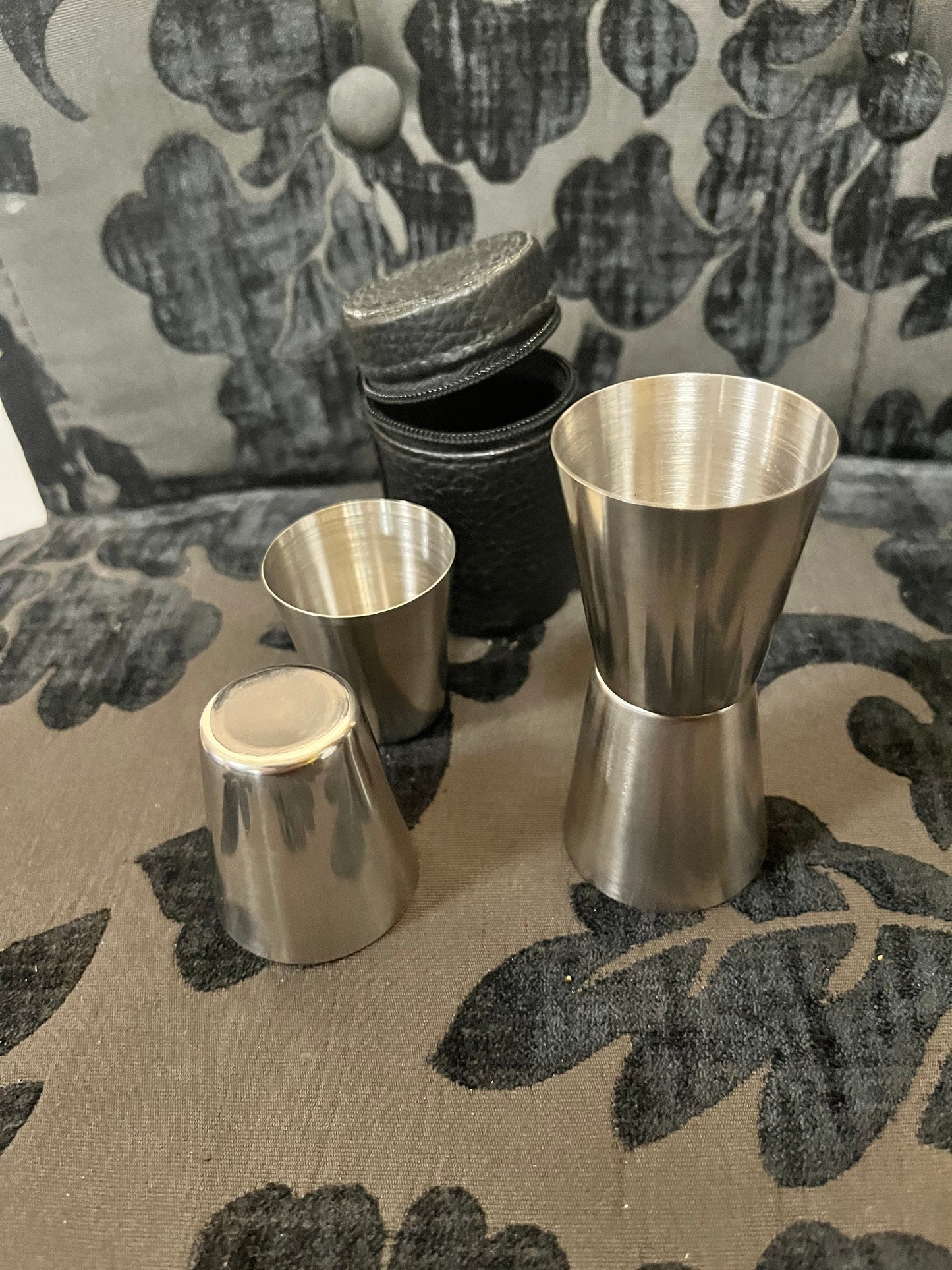 4 metal shot glasses in leather holder cool good for picnic or home bar