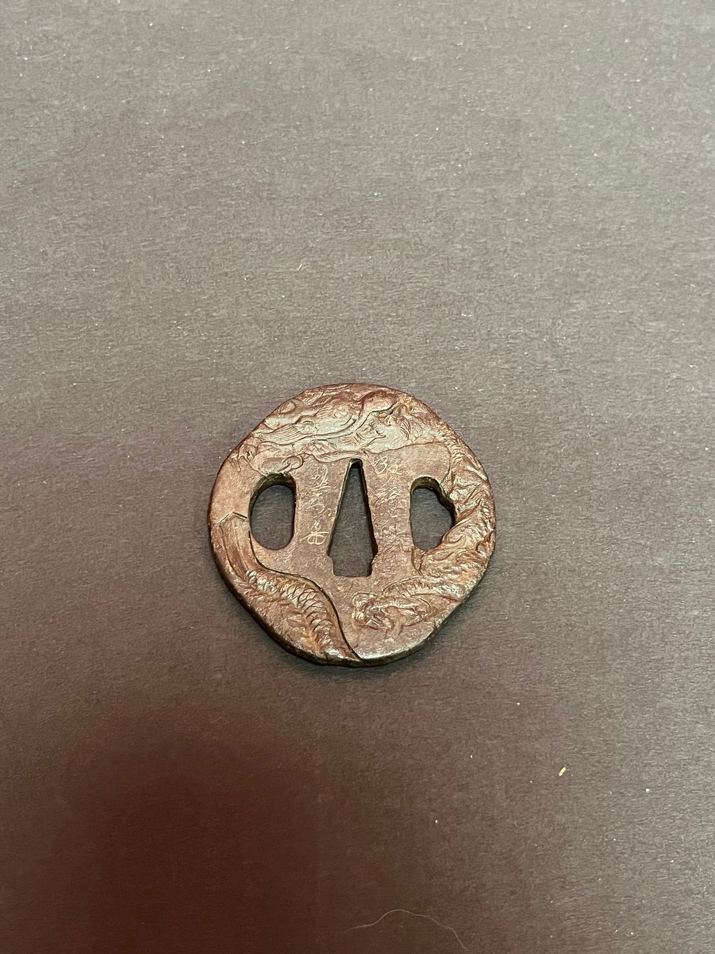 Lovely 2.5 inch cast-iron signed Japanese samurai tsuba depicting dragons wow ancient treasure