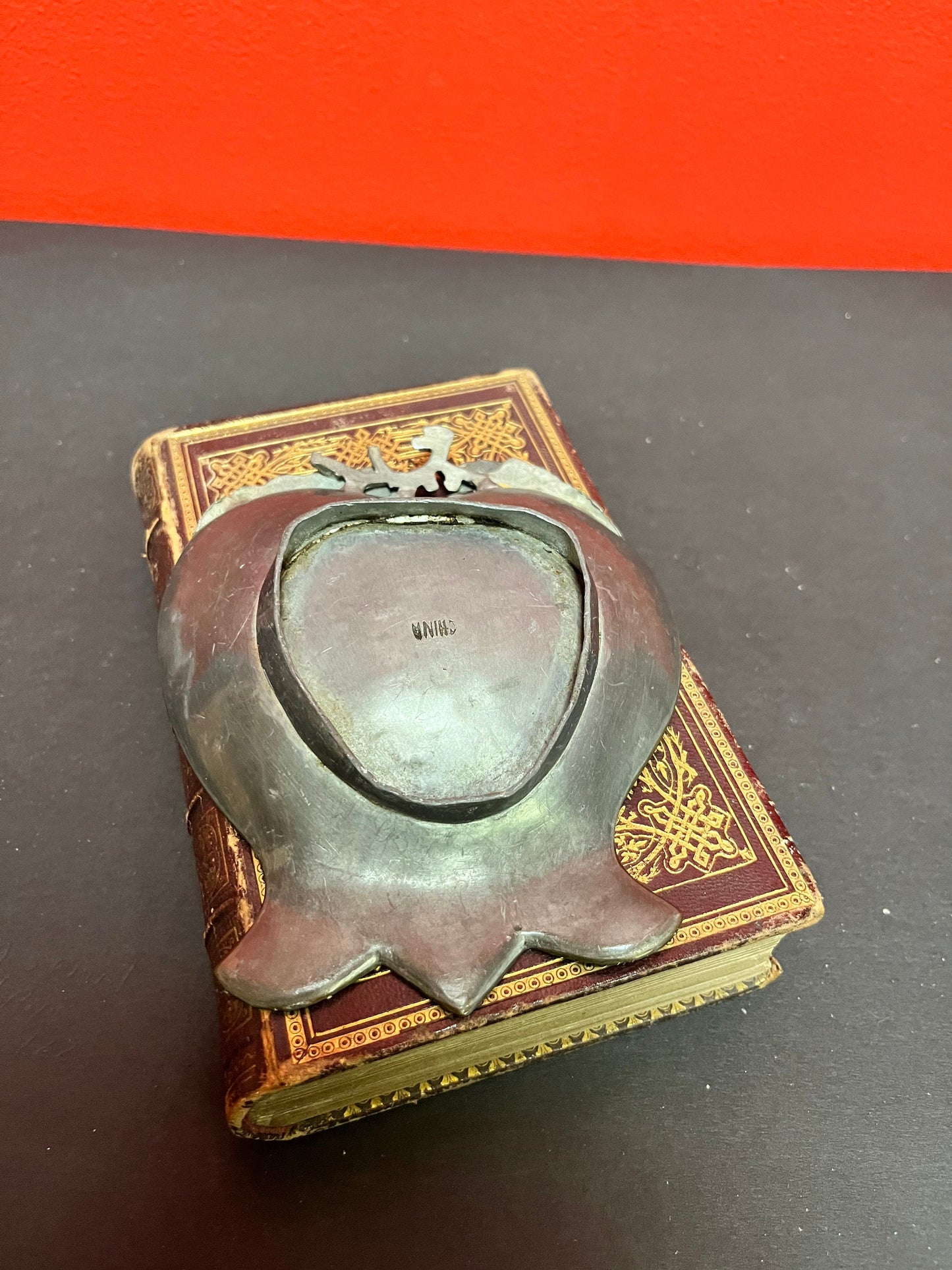 Beautiful 5 x 4 antique Chinese Puta ceremonial leaf dish with lovely cartouches