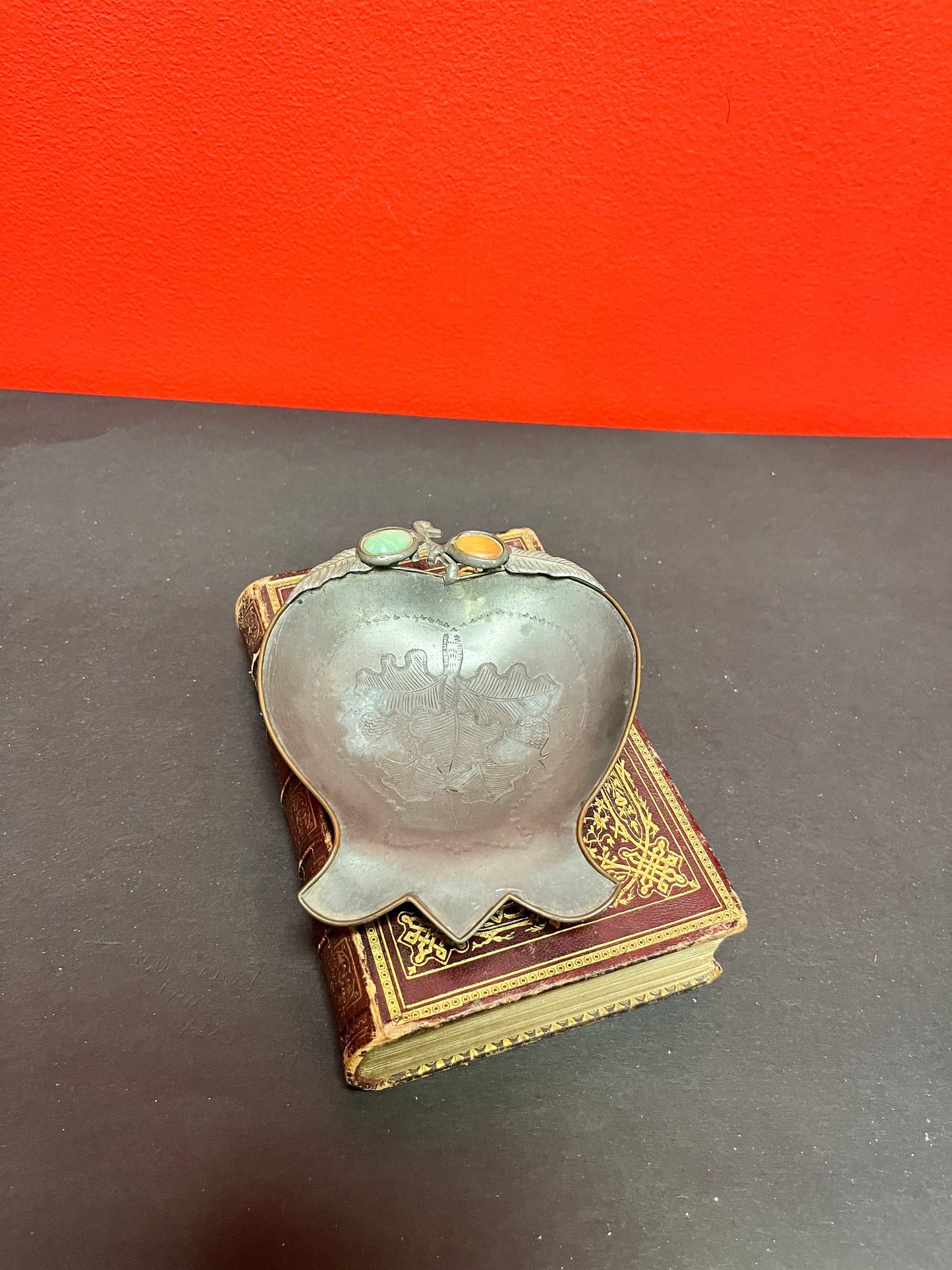 Beautiful 5 x 4 antique Chinese Puta ceremonial leaf dish with lovely cartouches
