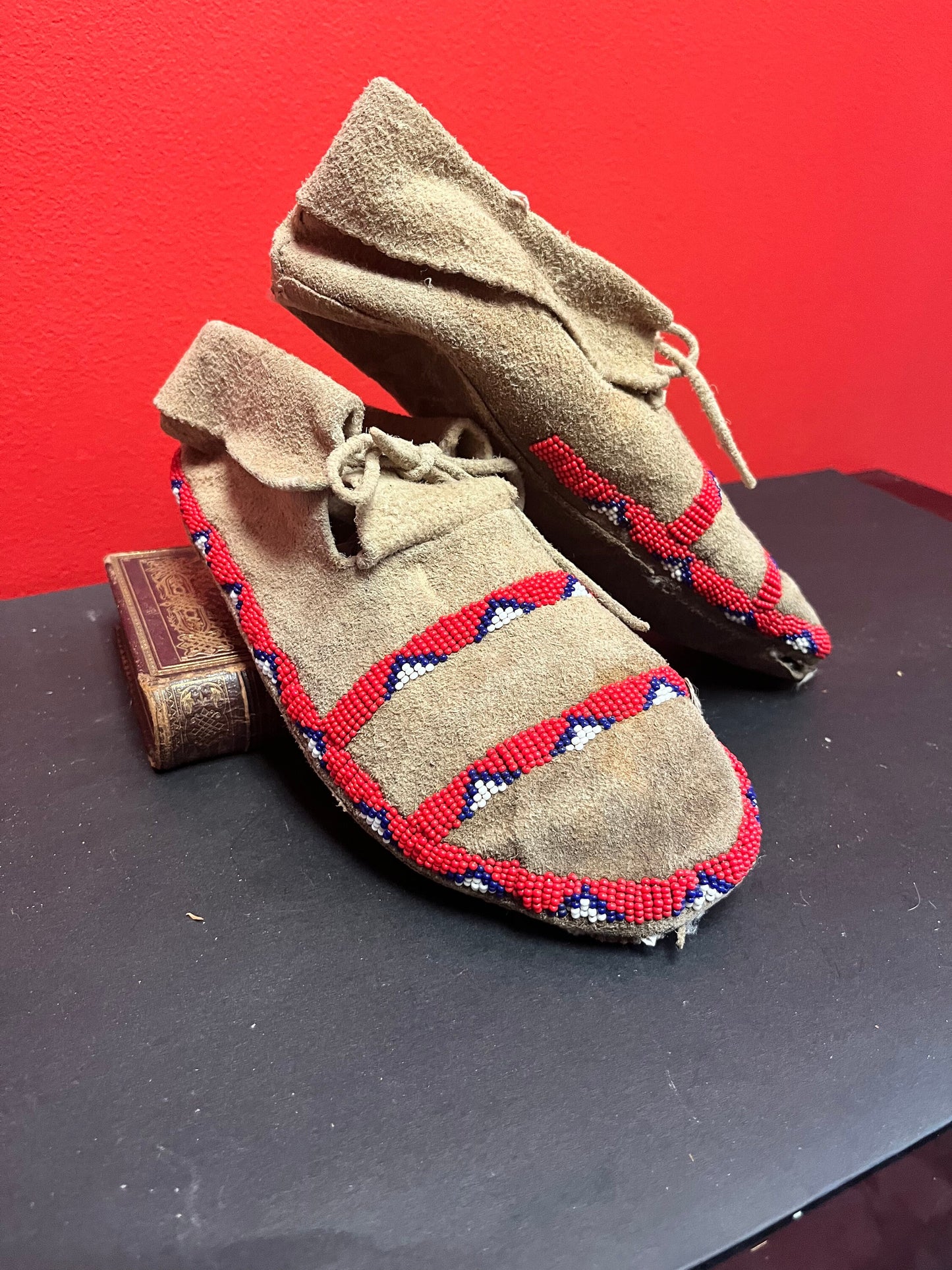 Fabulous 9.5 inch long indigenous first nations Canadian beaded moccasin shoes  9.5 inches long