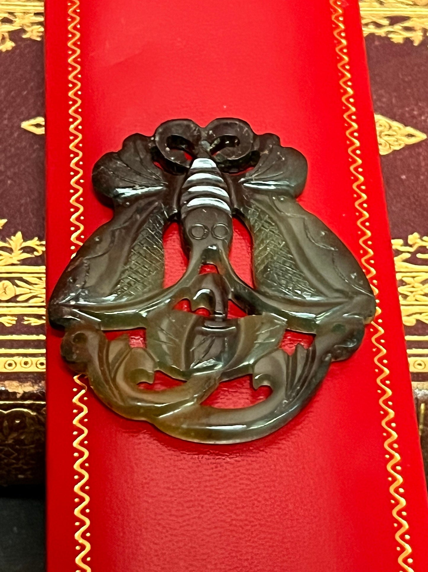 Stunning 2.3 inch jade pendant great detail value priced