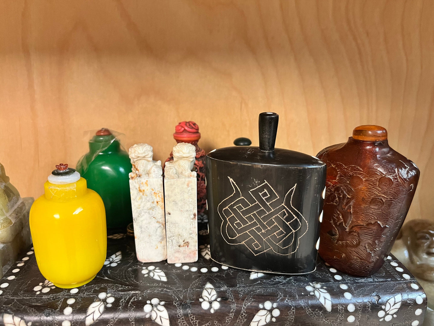 A Beautiful 4 inch tall Asian antique horn medicine bottle decorated with Buddhist knot lovely -