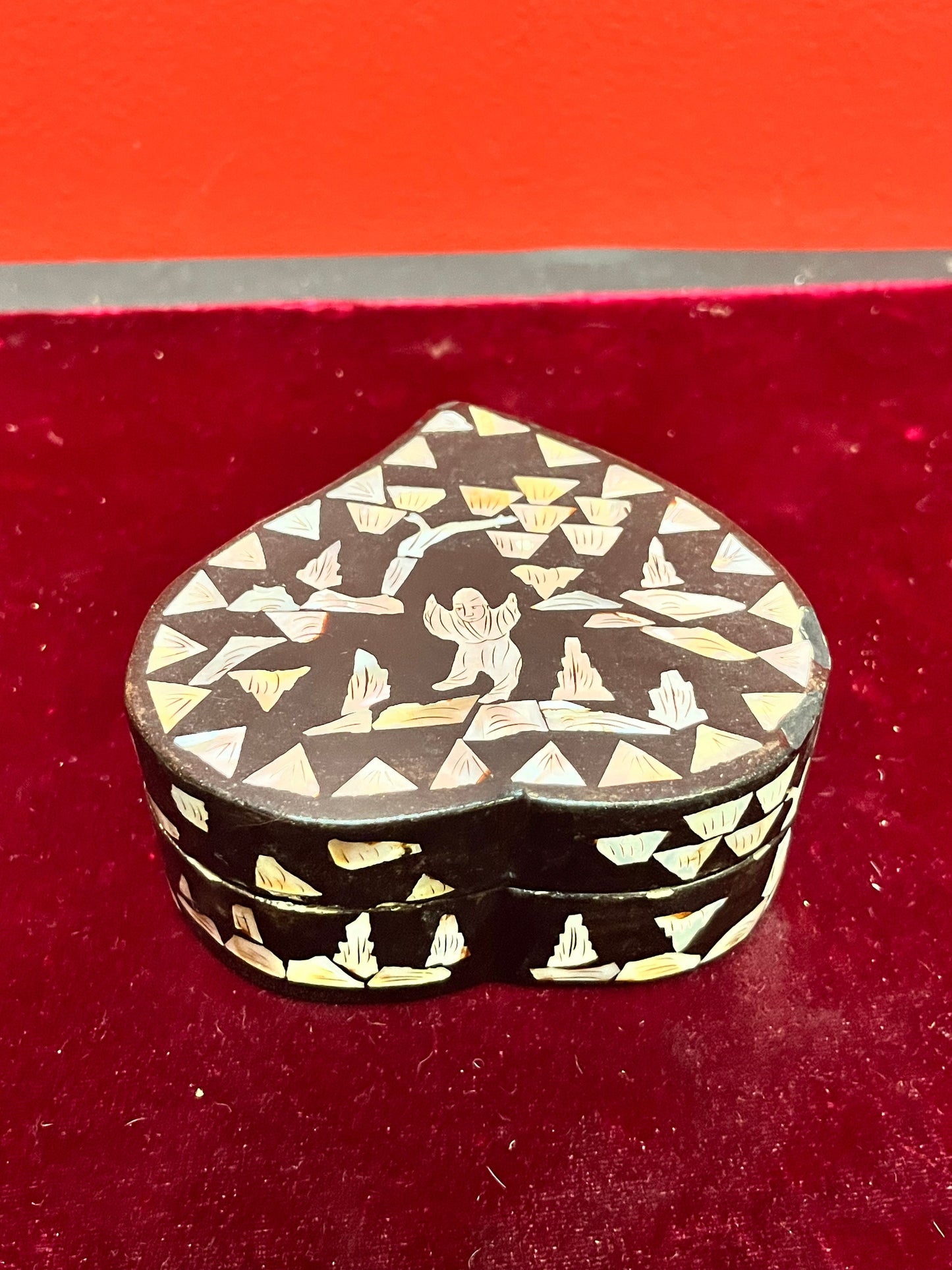 Lovely 4 x 2 high Japanese mother of pearl and lacquer box great gift