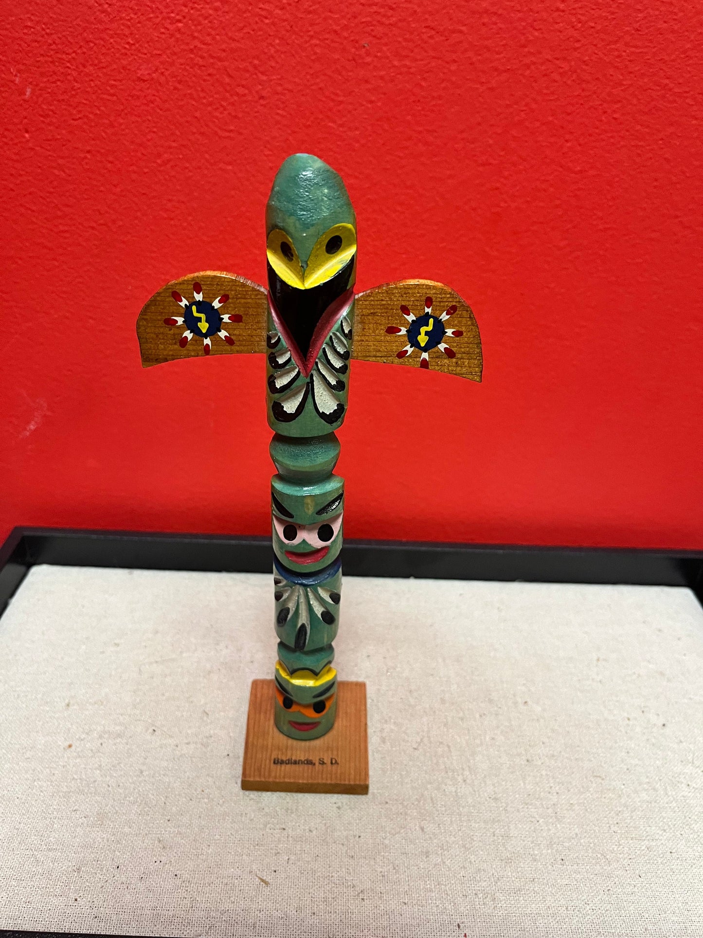 Stunning primitive 9 x 4 wide signed 1953 indigenous first nations American totem pole with wings  museum quality beauty