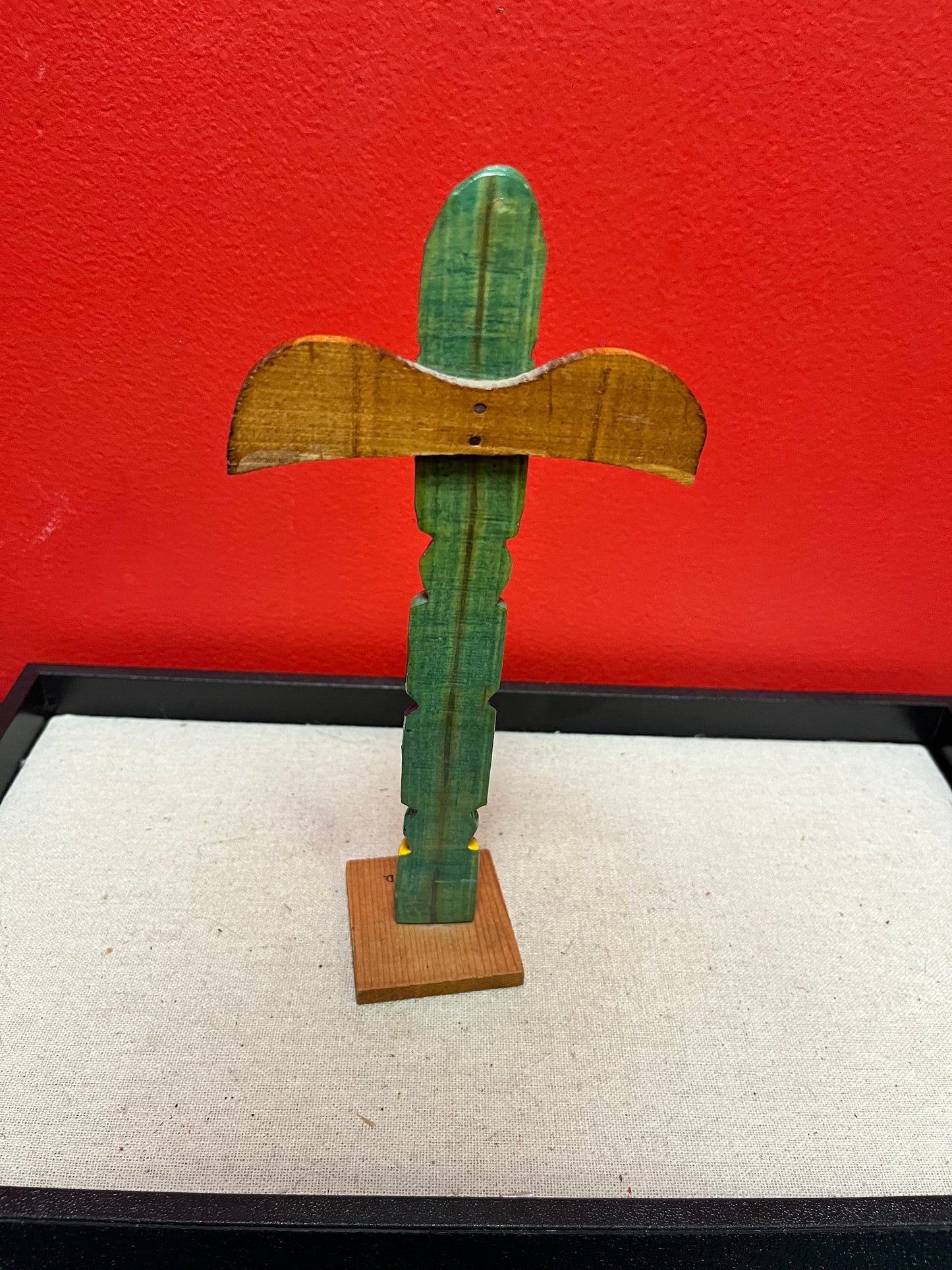 Stunning primitive 9 x 4 wide signed 1953 indigenous first nations American totem pole with wings  museum quality beauty