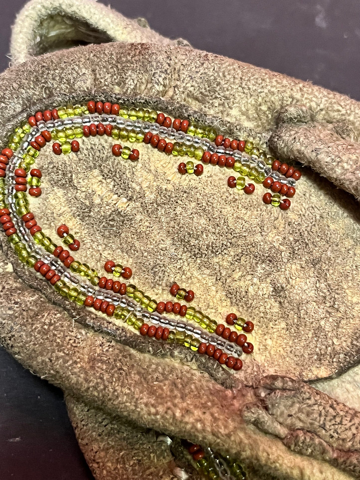 Lovely indigenous antique 6 x 3“ wide child moccasin shoes indigenous first nations Pacific northwest coast beauties