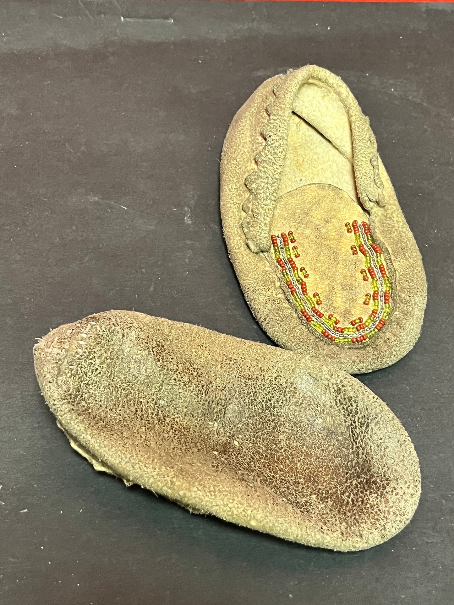 Lovely indigenous antique 6 x 3“ wide child moccasin shoes indigenous first nations Pacific northwest coast beauties