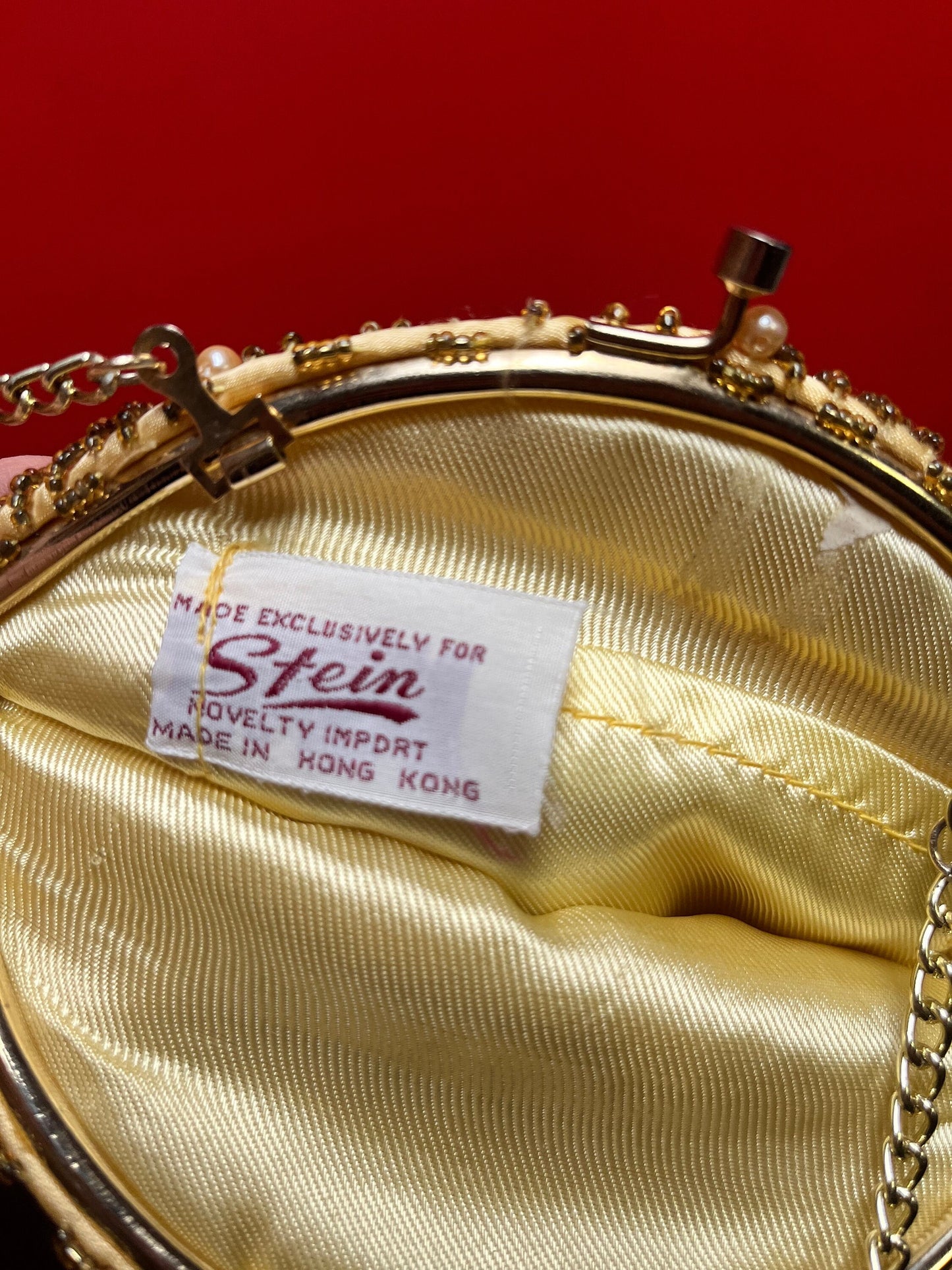 Lovely vintage Hong Kong beaded 10 inch purse in lovely condition great gift, and great value