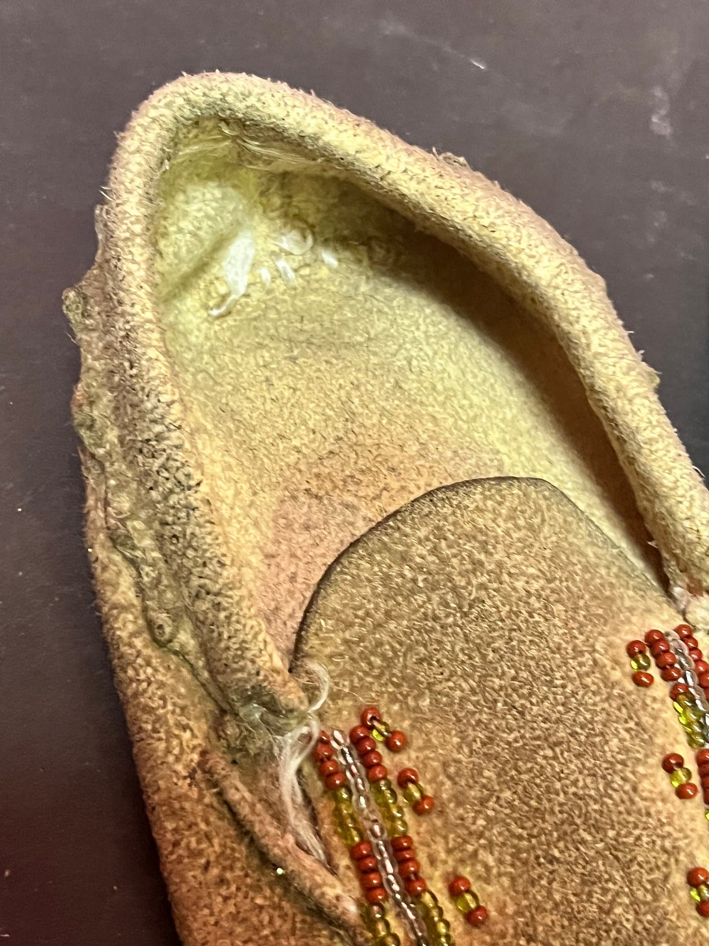 Lovely indigenous antique 6 x 3“ wide child moccasin shoes indigenous first nations Pacific northwest coast beauties