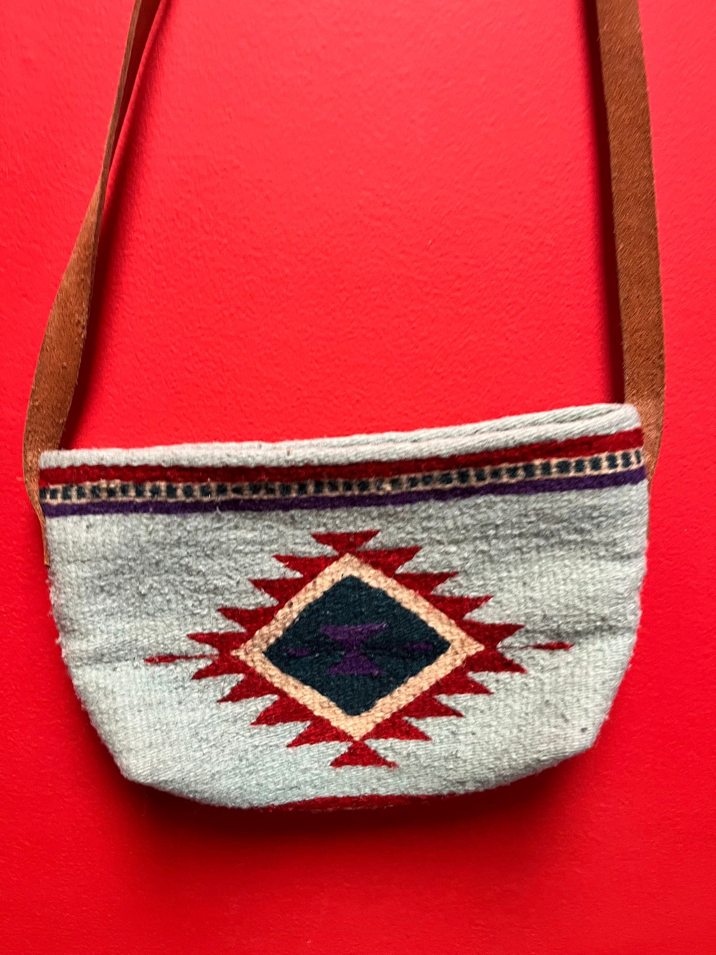 Lovely vintage tribal Mexican handbag  11 x 7“ high with long leather strap - Navajo style in great condition