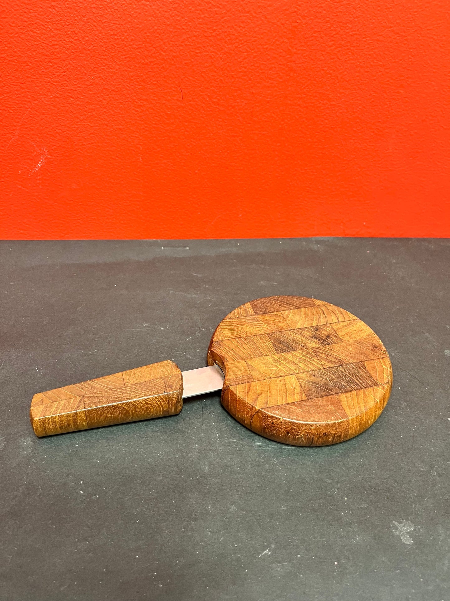 Lovely mid century modern QUISGAARD  dansk teak cheeseboard and knife  lovely condition and great MCM design 8.5 inches long
