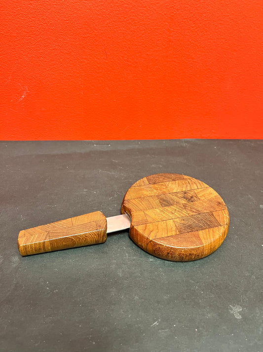 Lovely mid century modern QUISGAARD  dansk teak cheeseboard and knife  lovely condition and great MCM design 8.5 inches long