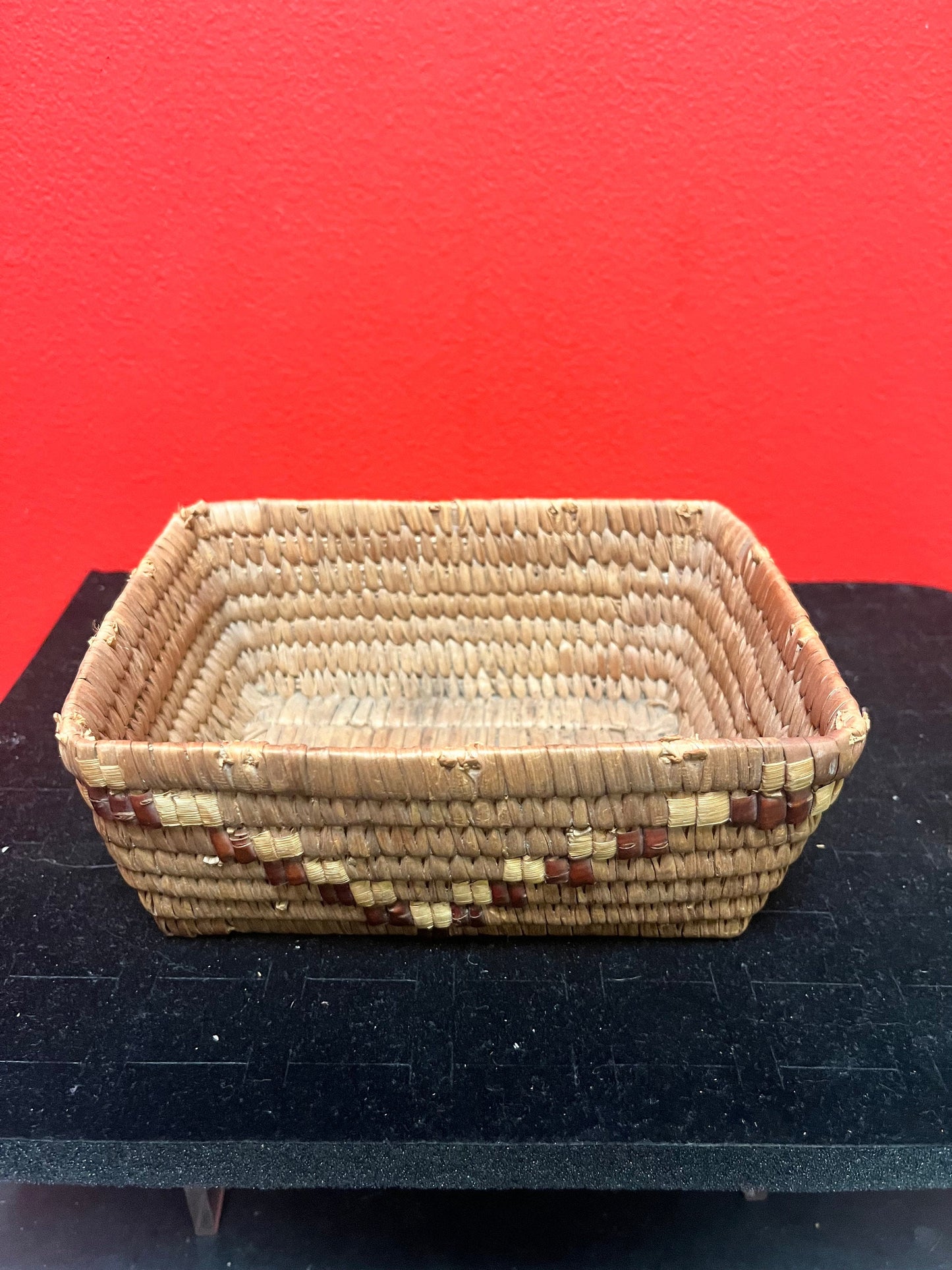 Lovely 6 x 5 x 2 1/2“ high indigenous  coast Salish woven basket in in fabulous condition condition