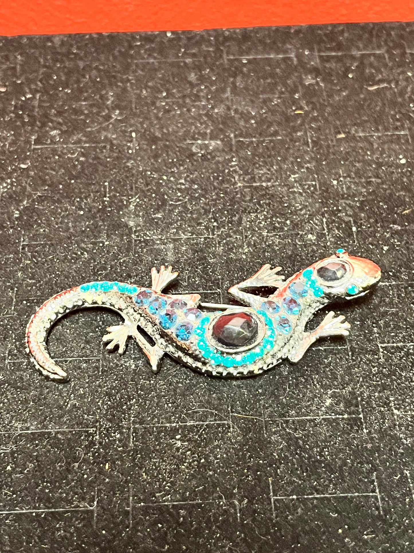 3.5 inch vintage rhinestone lizard brooch good condition and great gift