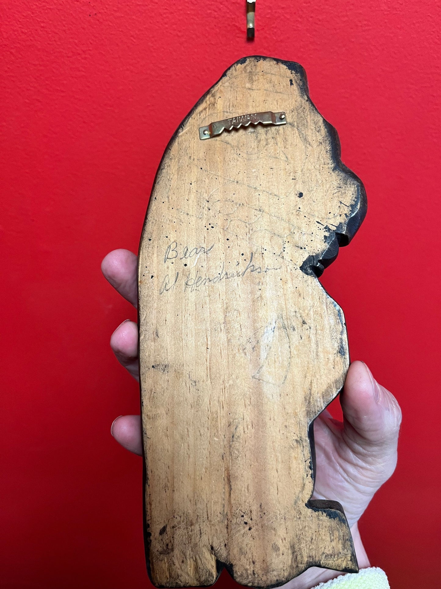 Lovely 9 inch tall indigenous first nation pacific northwest coast bear plaque  signed  great value