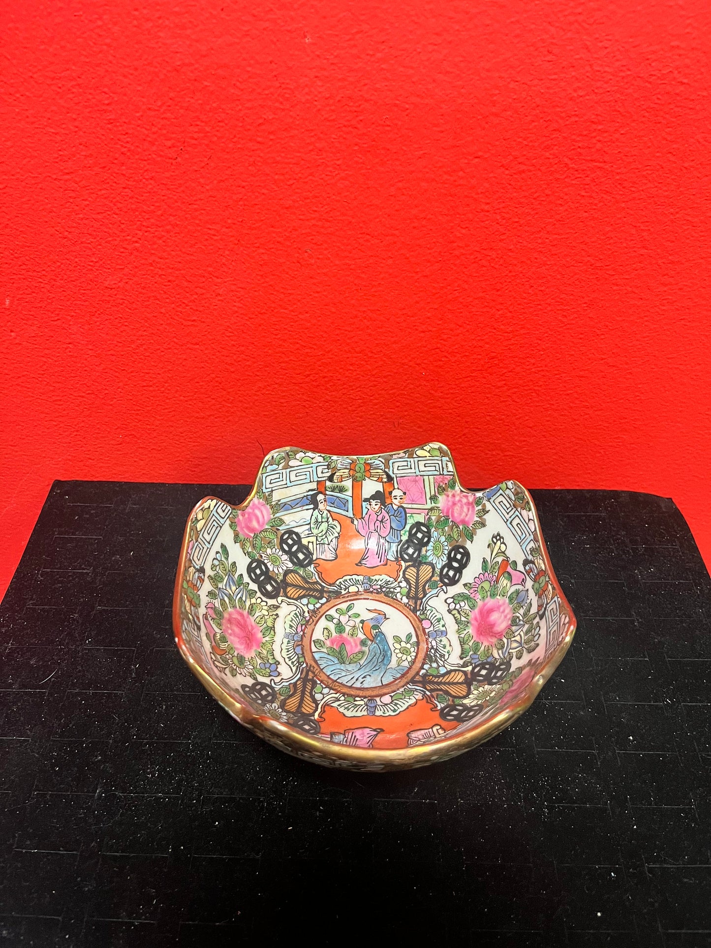Lovely Chinese antique 6 inch famille rose bowl perfect condition