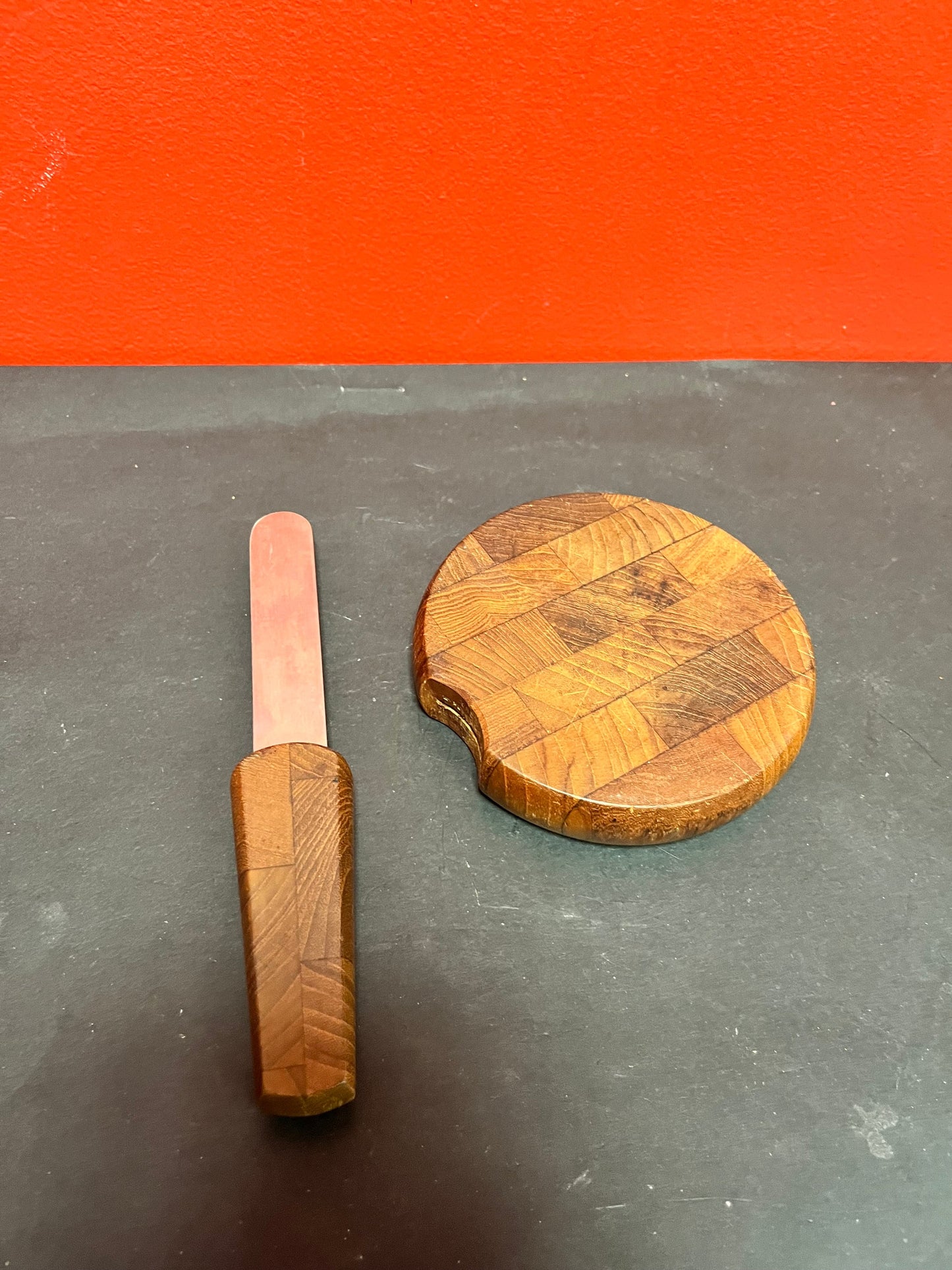 Lovely mid century modern QUISGAARD  dansk teak cheeseboard and knife  lovely condition and great MCM design 8.5 inches long