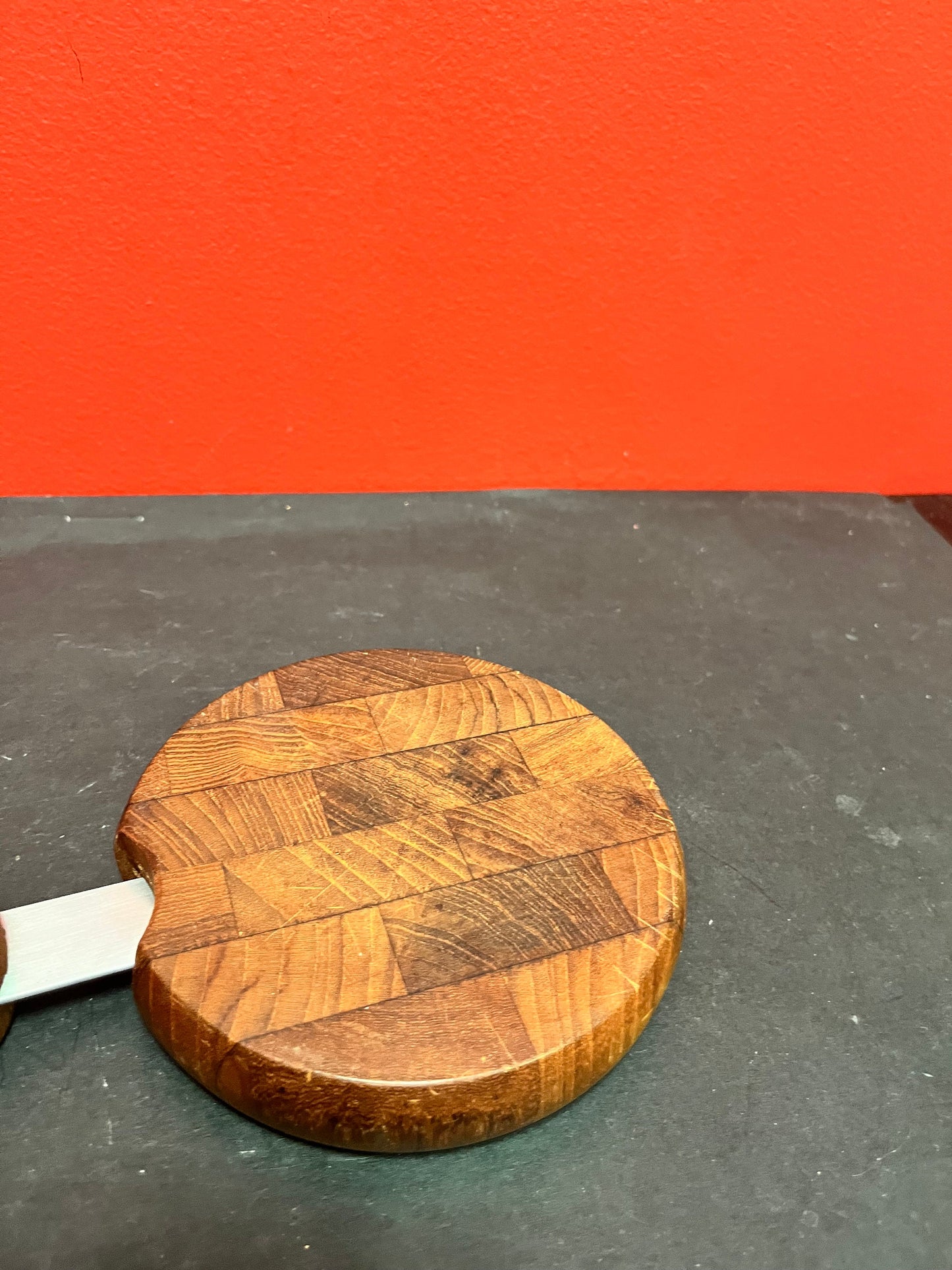 Lovely mid century modern QUISGAARD  dansk teak cheeseboard and knife  lovely condition and great MCM design 8.5 inches long