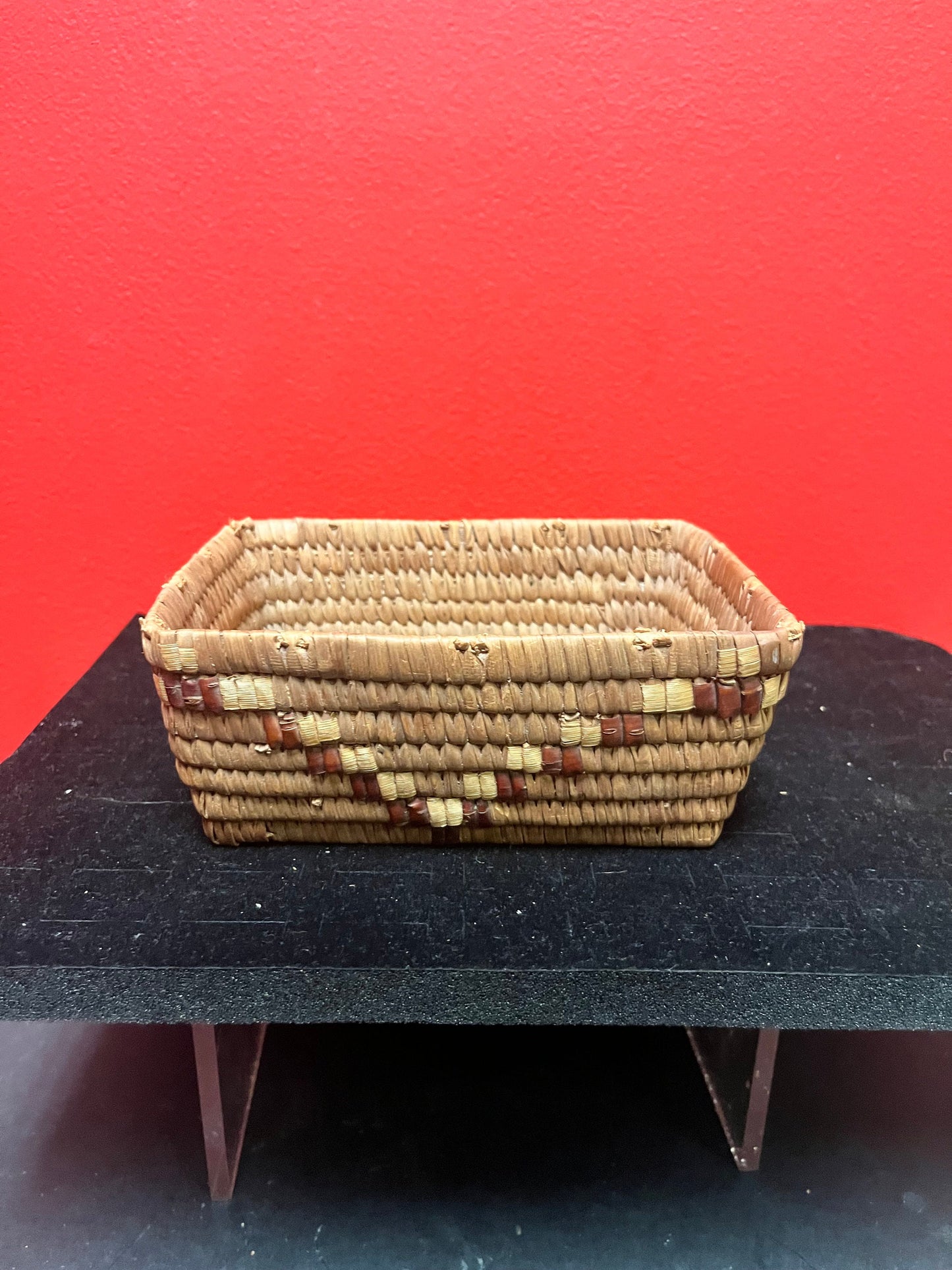 Lovely 6 x 5 x 2 1/2“ high indigenous  coast Salish woven basket in in fabulous condition condition