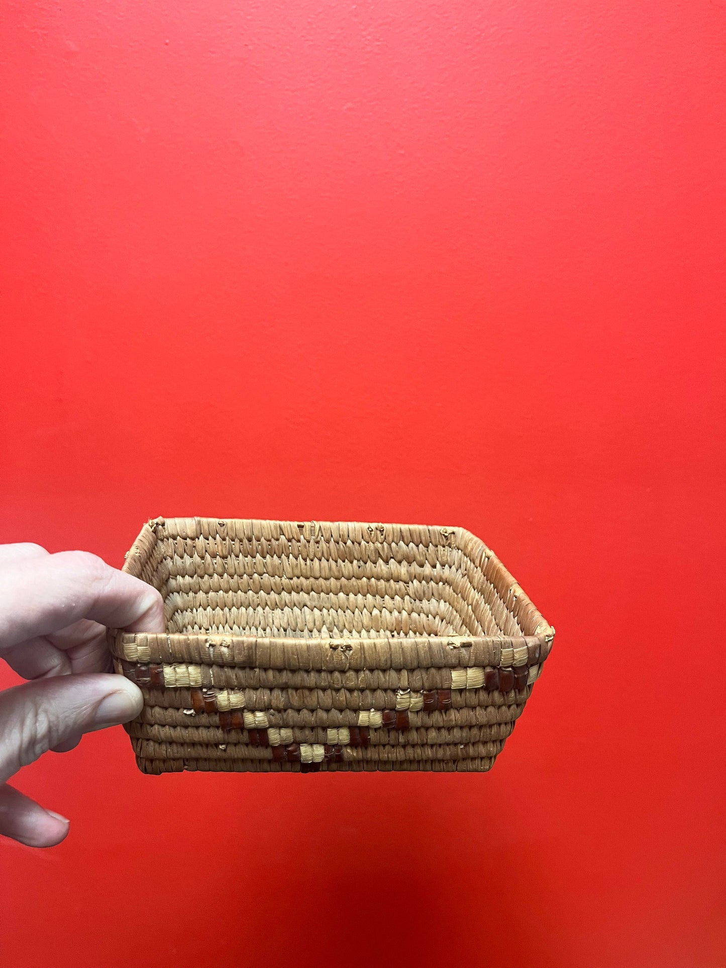 Lovely 6 x 5 x 2 1/2“ high indigenous  coast Salish woven basket in in fabulous condition condition