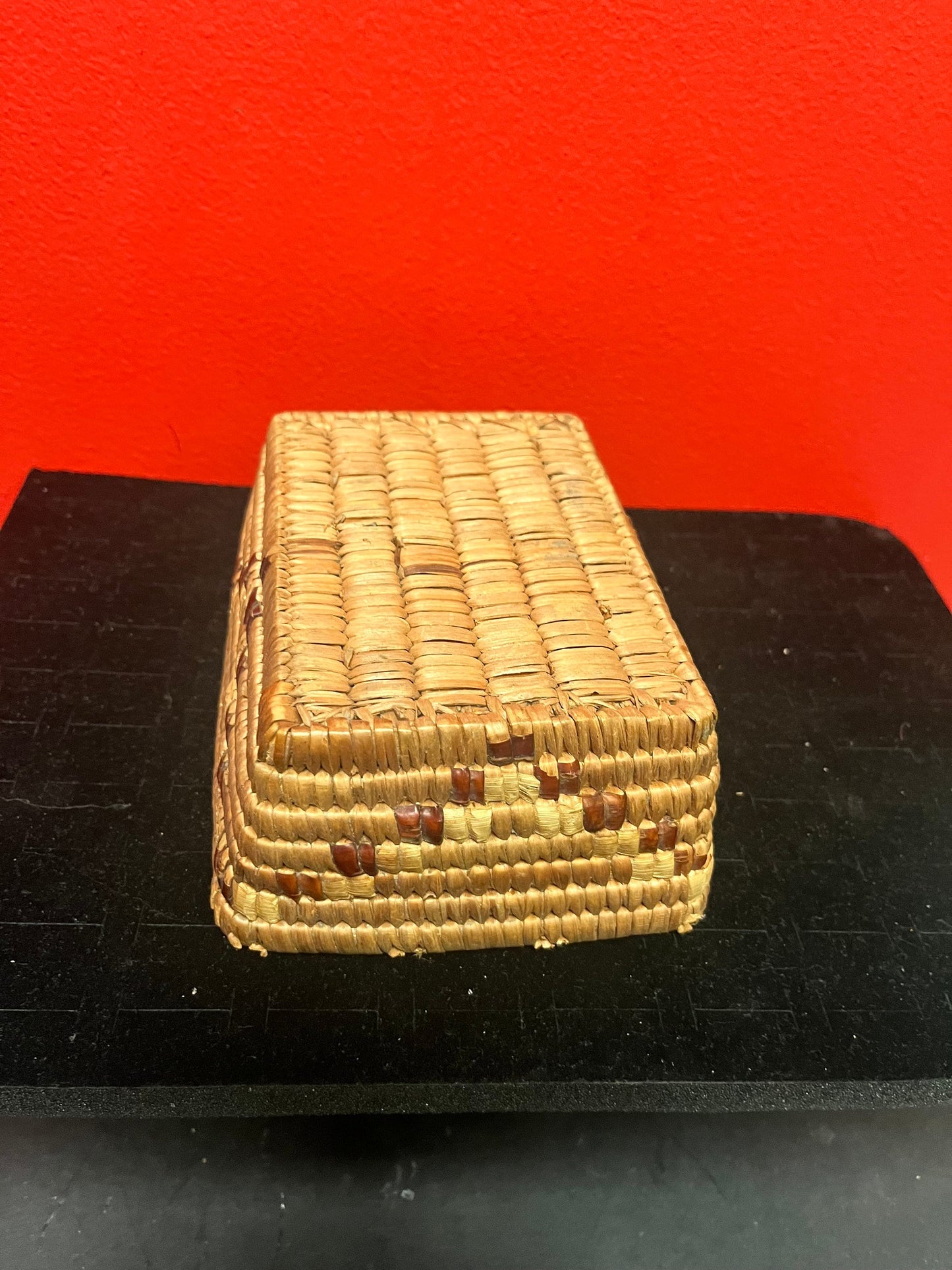 Lovely 6 x 5 x 2 1/2“ high indigenous  coast Salish woven basket in in fabulous condition condition