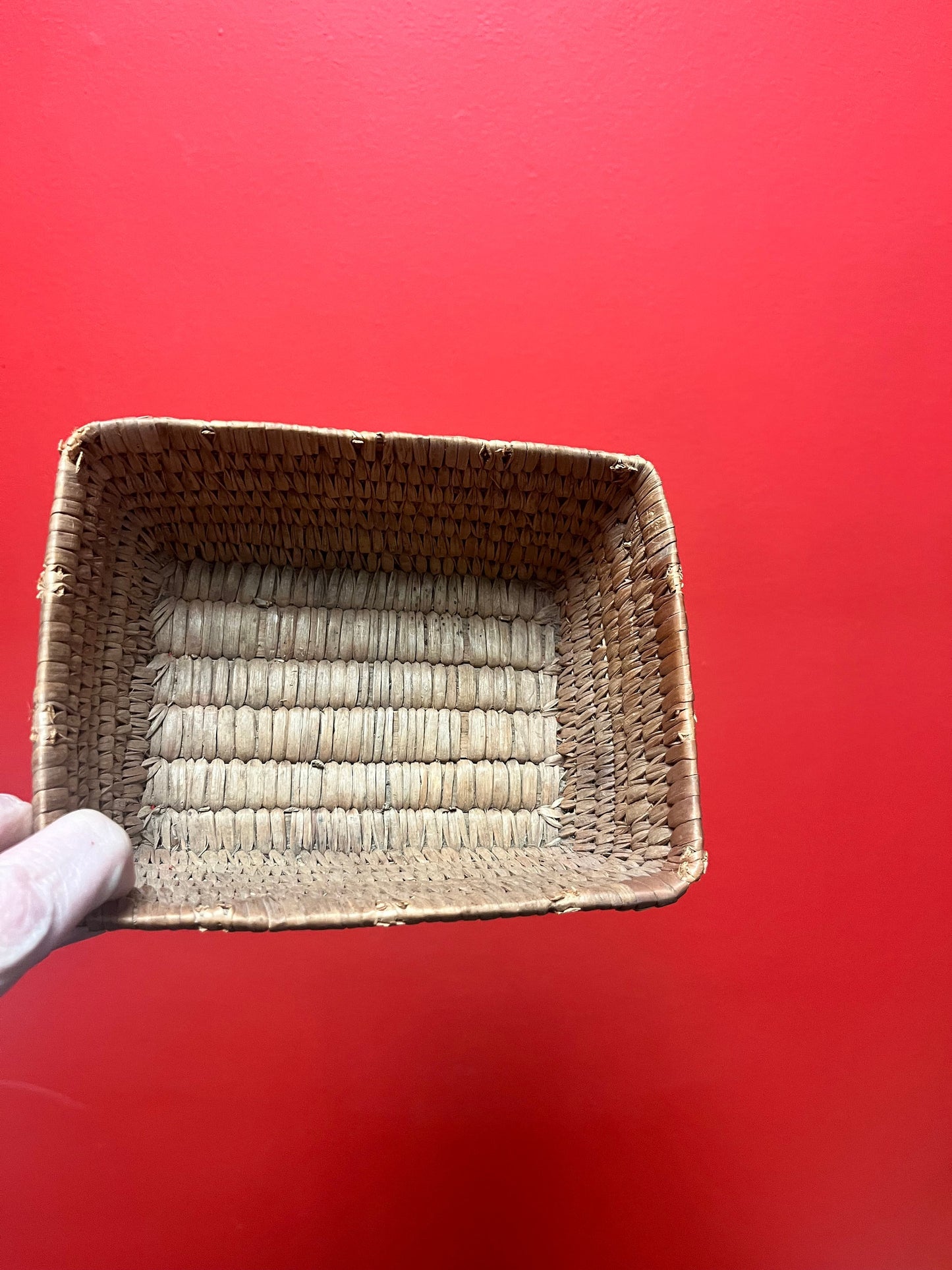 Lovely 6 x 5 x 2 1/2“ high indigenous  coast Salish woven basket in in fabulous condition condition