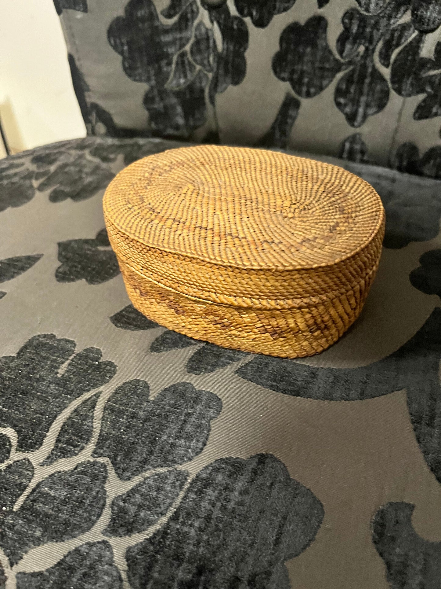 Fabulous 5 x 3 x 2“ high indigenous first nations Pacific Northwest coast Salish basket with lid   great condition and very very good price