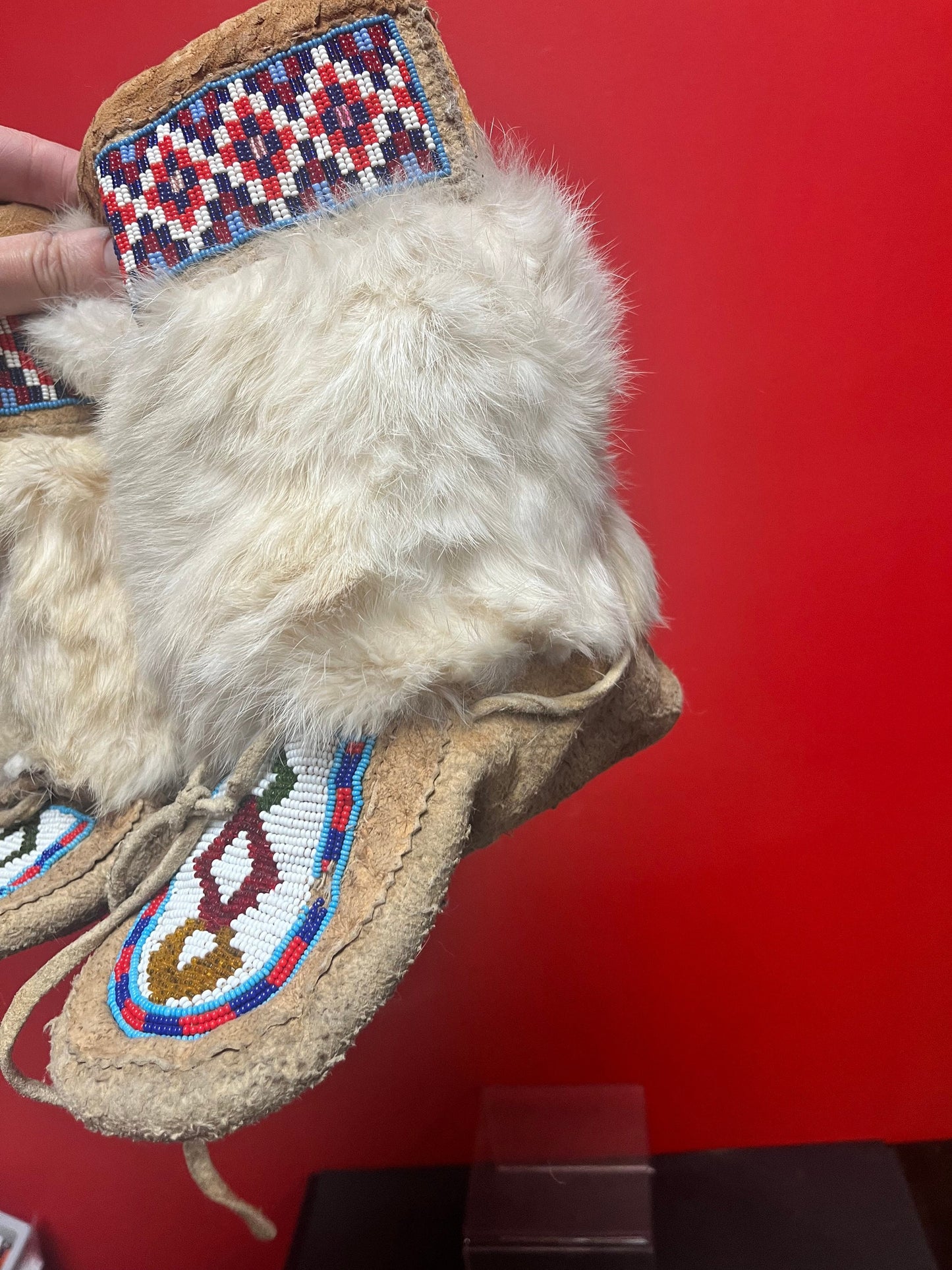 Stunning 9 x 10“ long indigenous Canadian Pacific Northwest coast moccasin boots with beading - wow good antique condition