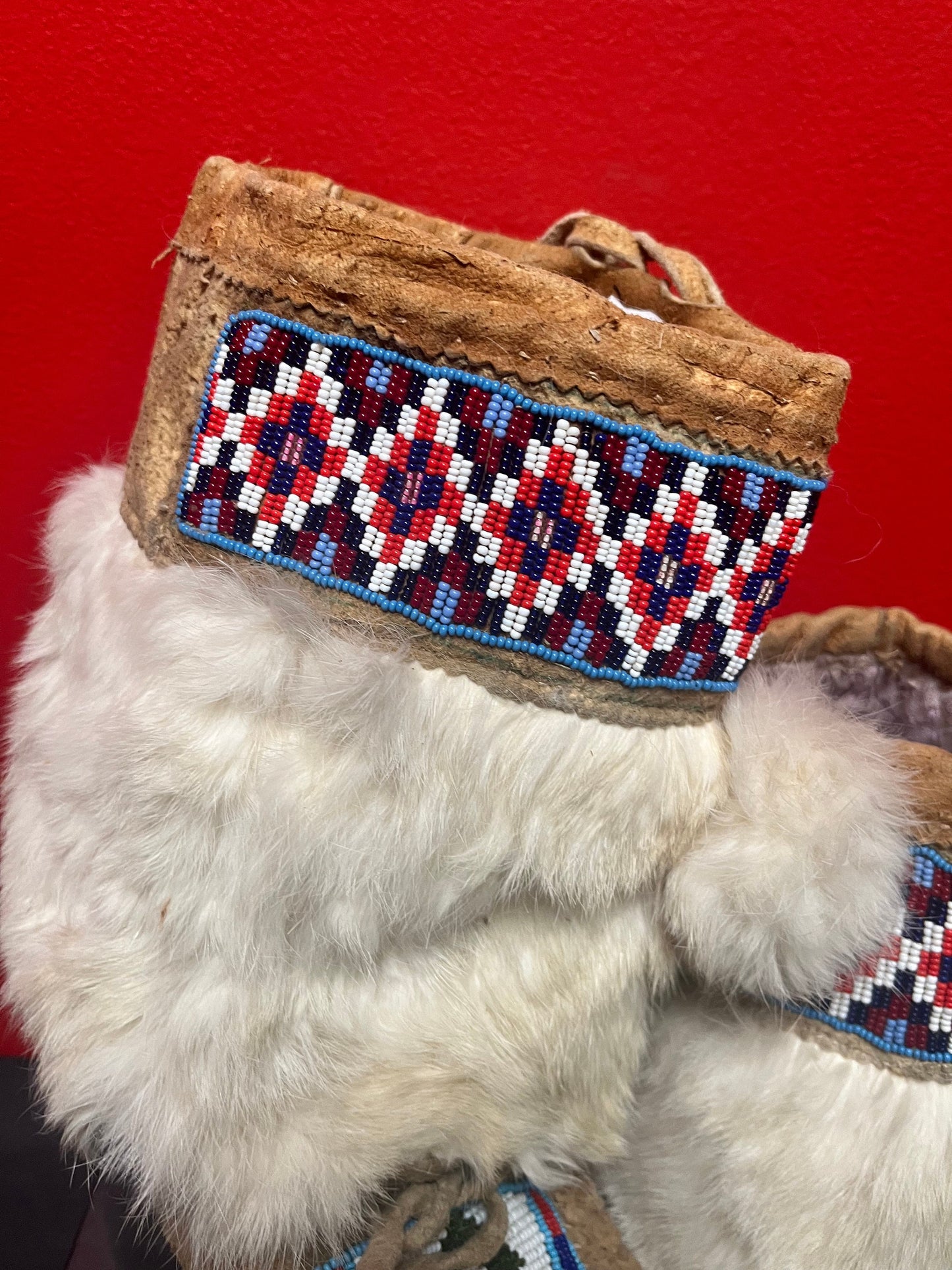 Stunning 9 x 10“ long indigenous Canadian Pacific Northwest coast moccasin boots with beading - wow good antique condition