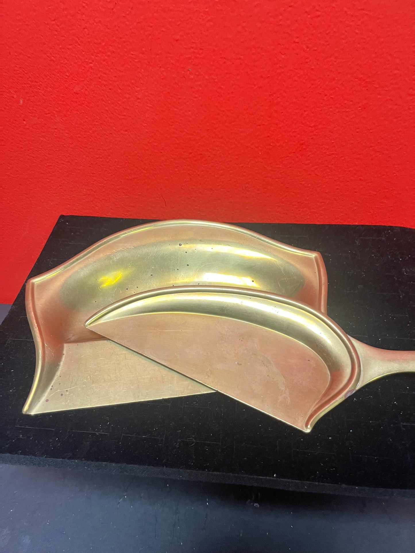 Stenhau New York brass crumb tray and scoop approximately 9 inches -