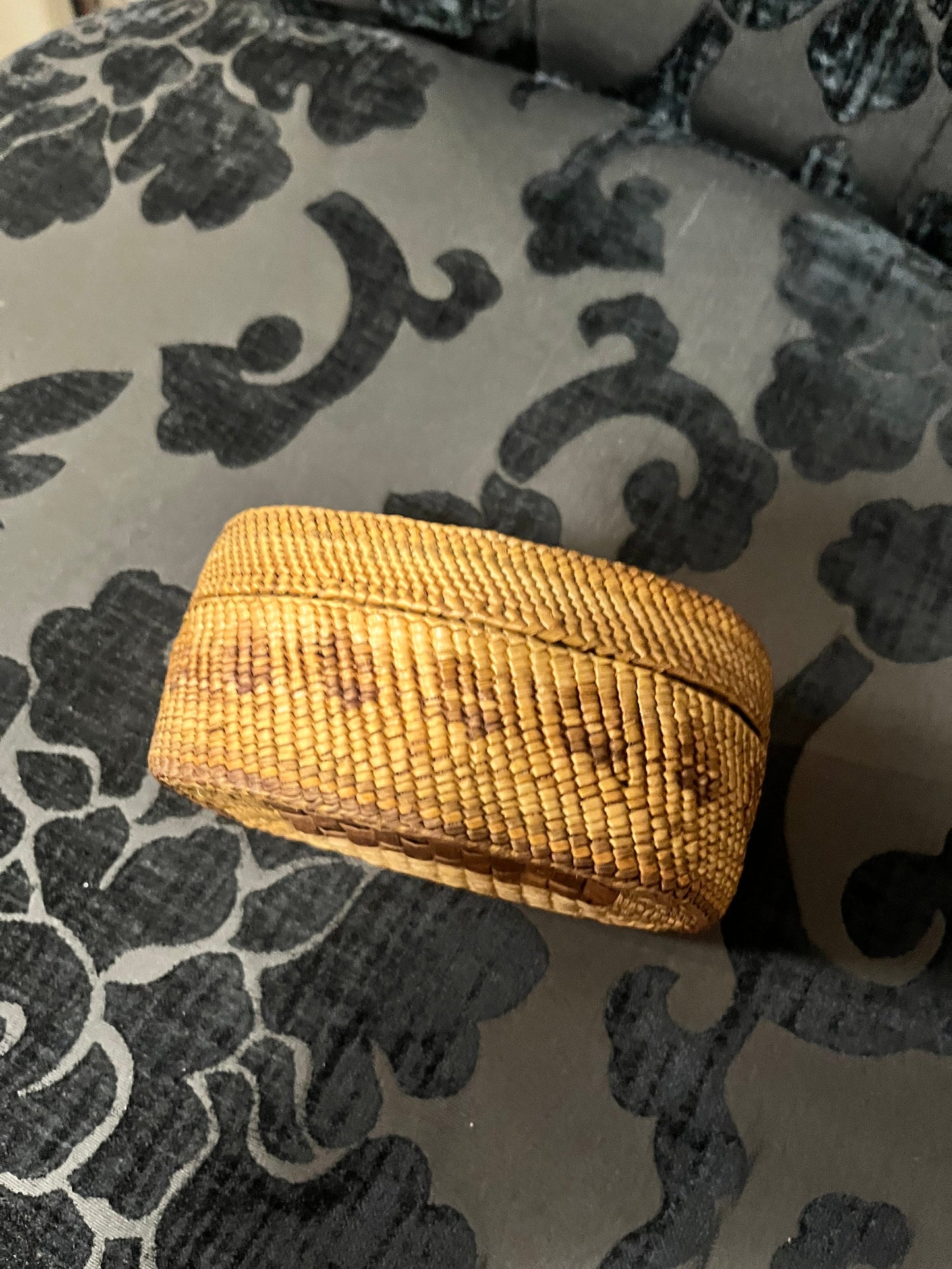 Fabulous 5 x 3 x 2“ high indigenous first nations Pacific Northwest coast Salish basket with lid   great condition and very very good price