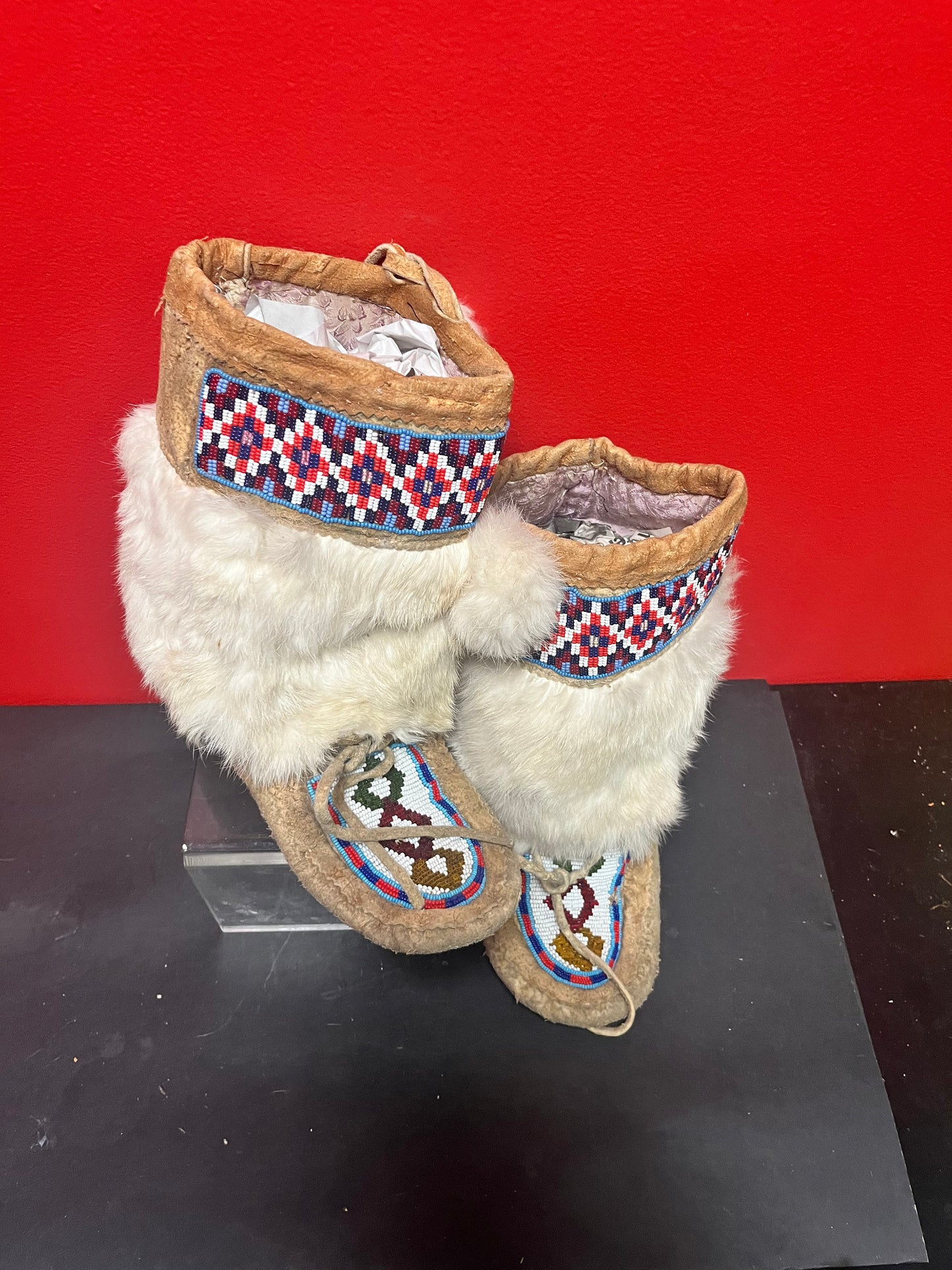 Stunning 9 x 10“ long indigenous Canadian Pacific Northwest coast moccasin boots with beading - wow good antique condition