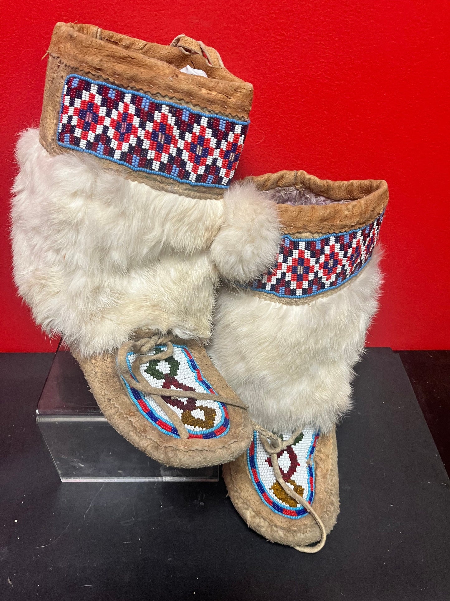 Stunning 9 x 10“ long indigenous Canadian Pacific Northwest coast moccasin boots with beading - wow good antique condition