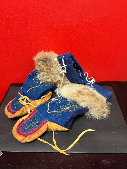 Indigenous first nations, Pacific Northwest Coast moccasin boots   15 x 9 long  not in good condition  low price  decoration