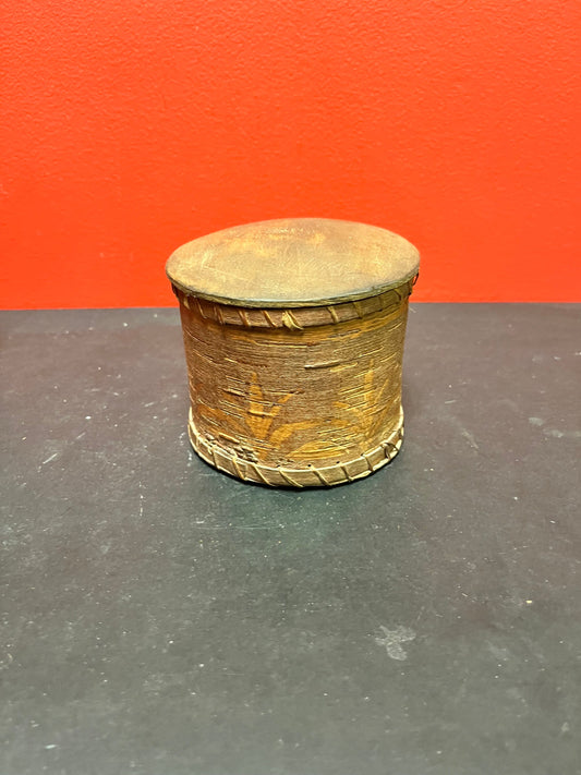 Lovely 5 x 3 high eastern Canadian Cedar bark box with wood lid  unusual, and wonderful condition