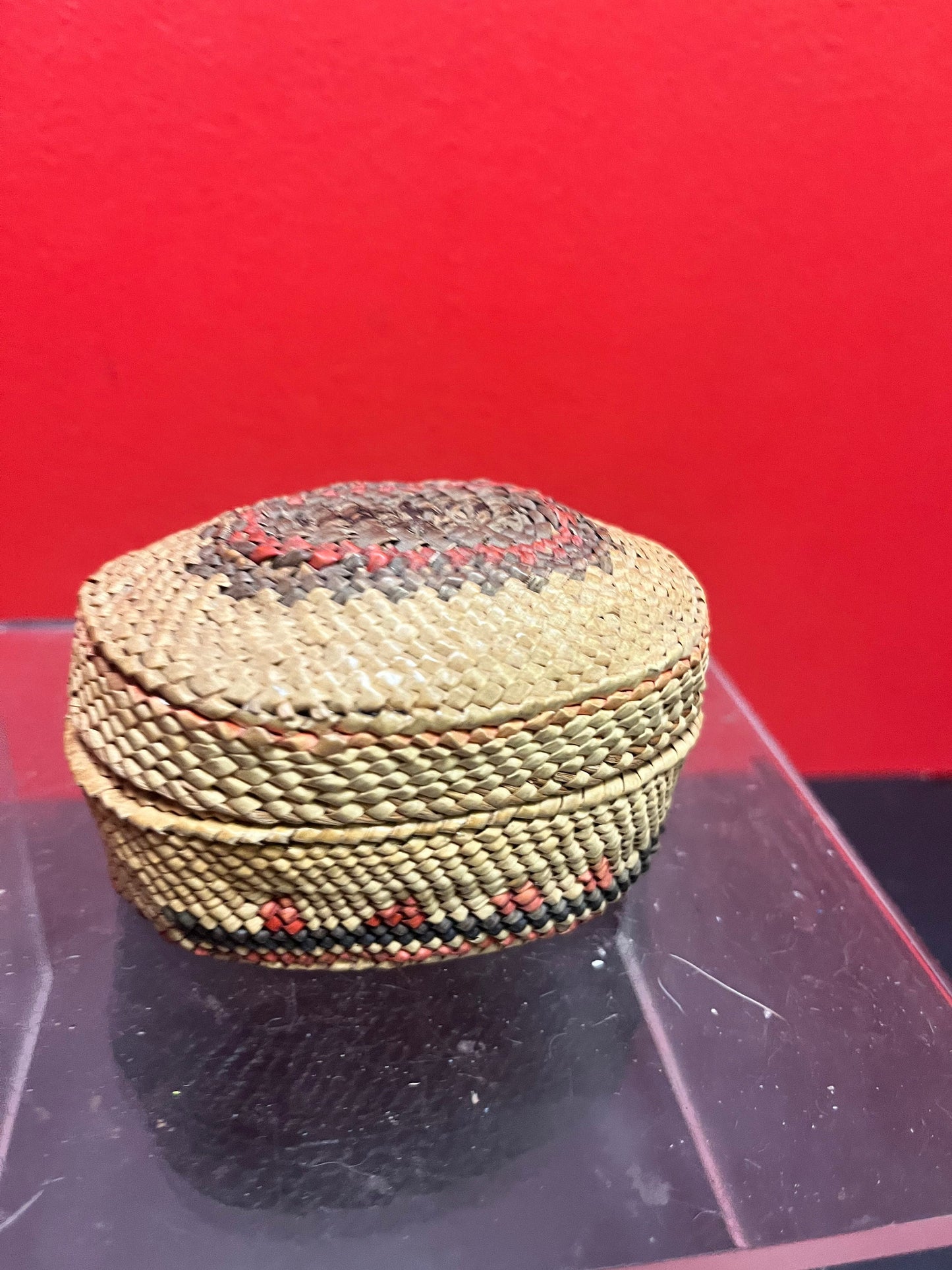Lovely indigenous first nations coast Salish, 3 x 2“ high hunting of the killer whale lidded basket   wonderful detail