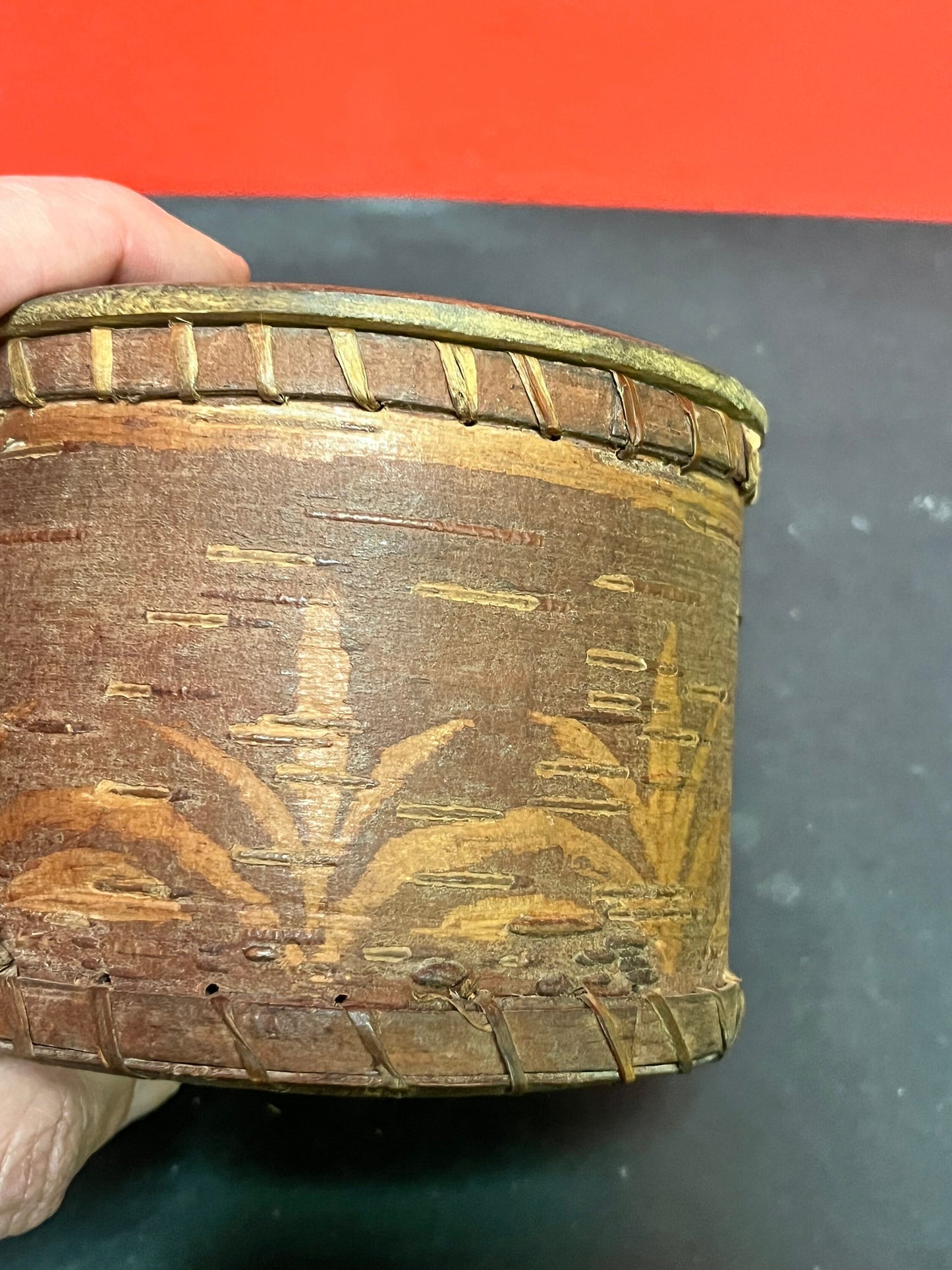 Lovely 5 x 3 high eastern Canadian Cedar bark box with wood lid  unusual, and wonderful condition