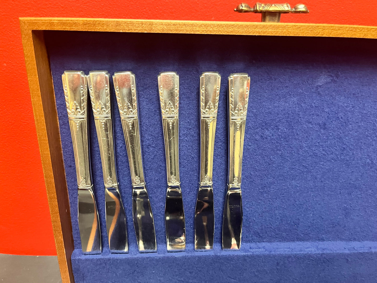 Huge amount of silver plate cutlery and beautiful - no wood canteen two sets mix and match great value roll the dice