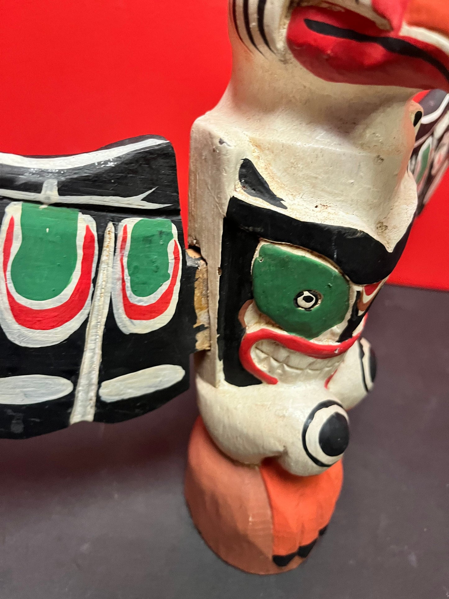 Stunning antique indigenous Pacific Northwest Coast 16 x 9“ high painted winged, polychrome totem pole wings come off wow