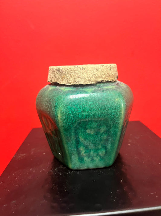 Lovely 5 inch tall Chinese ginger jar with original lid   Asian beauty