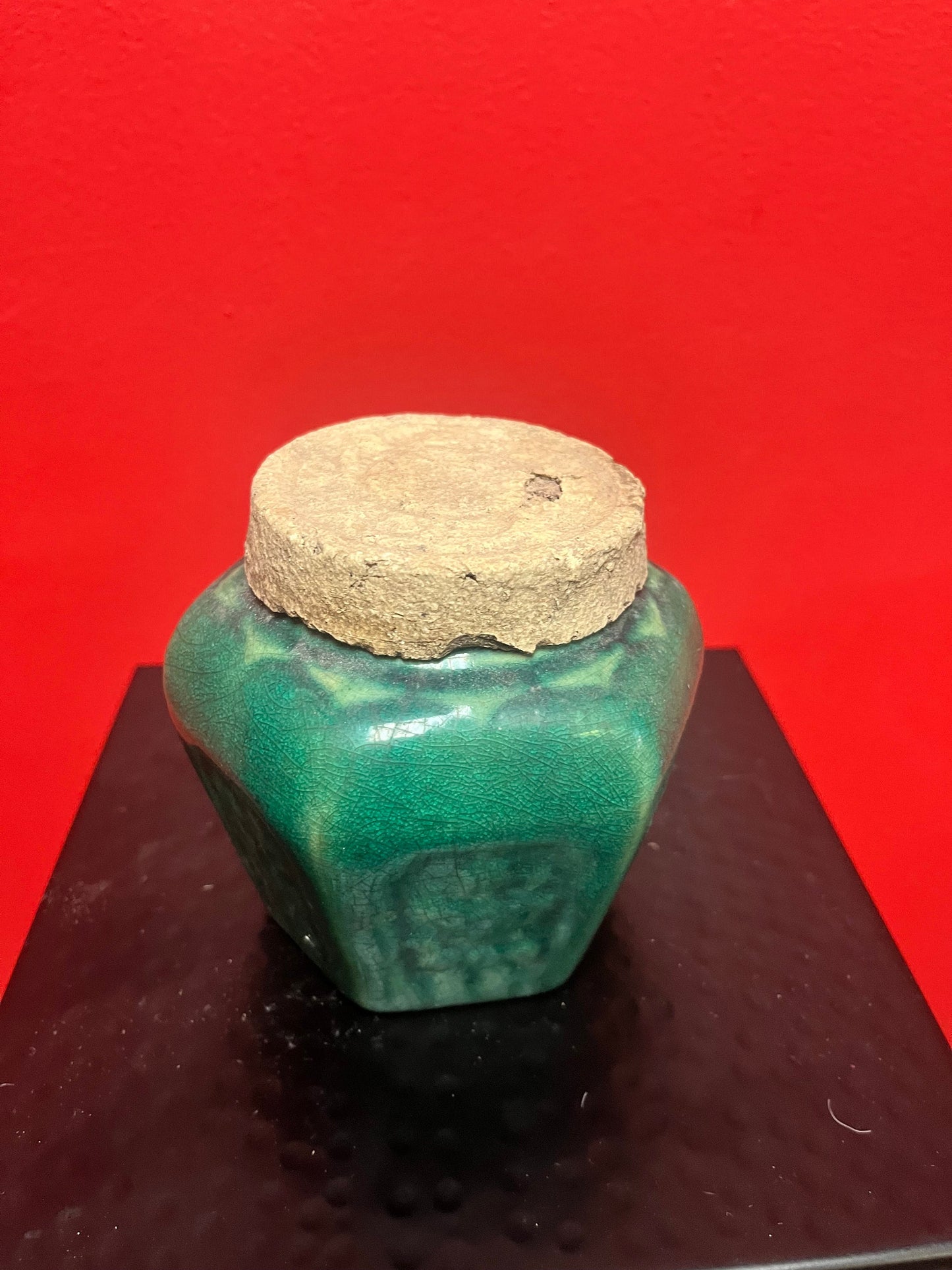 Lovely 5 inch tall Chinese ginger jar with original lid   Asian beauty