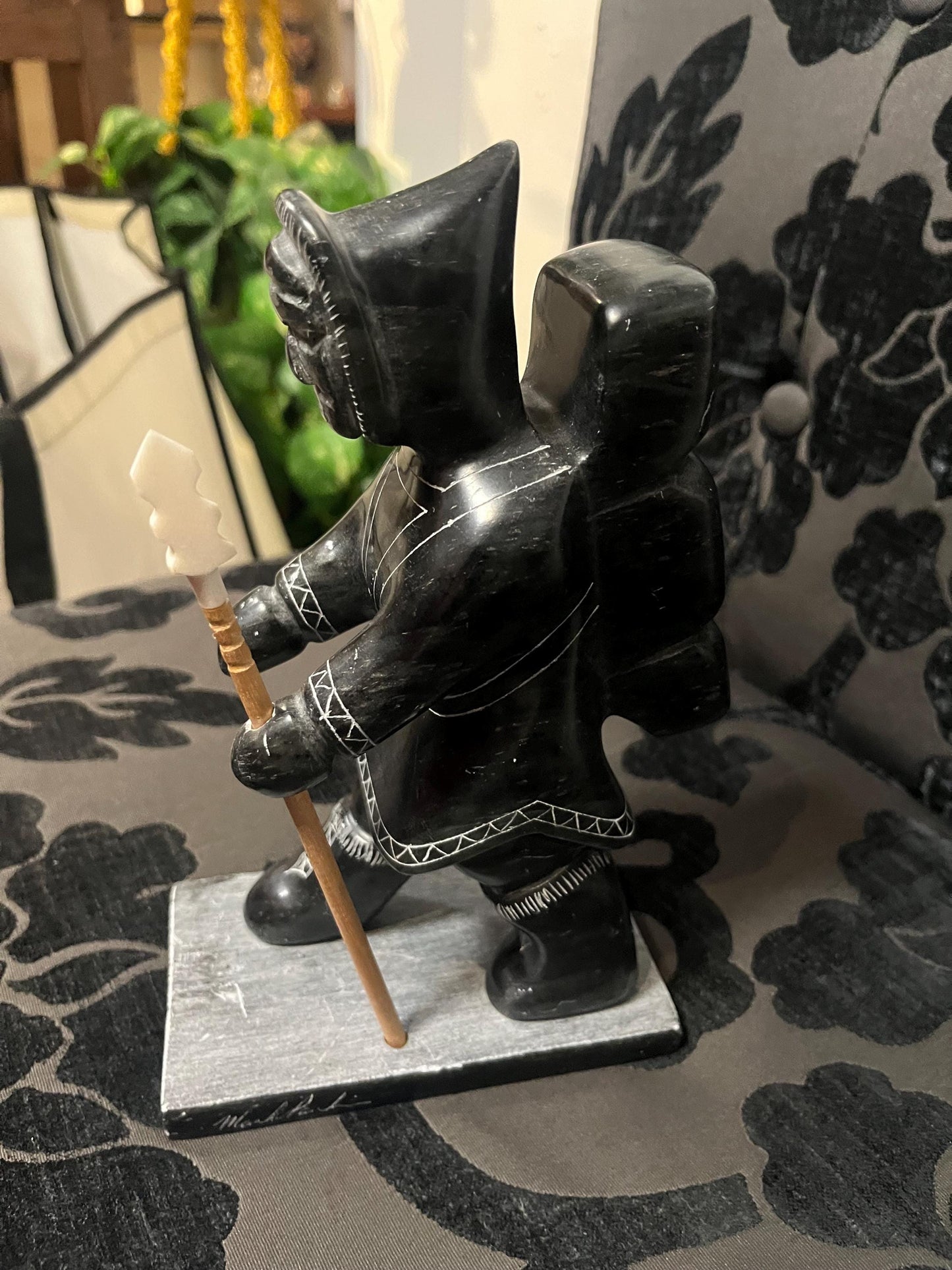 Stunning indigenous Inuit signed 9 inch tall statue of a man wow great condition