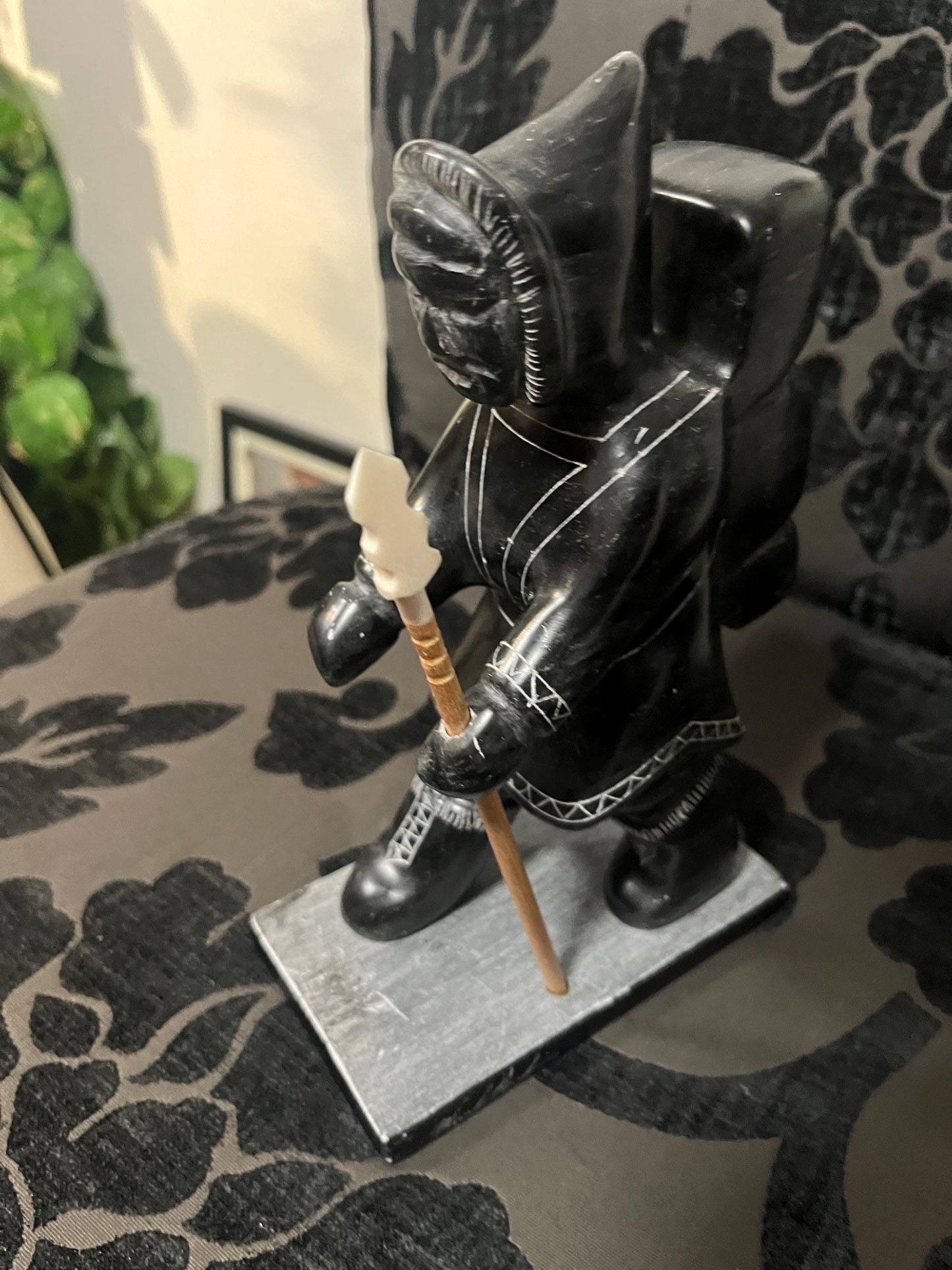 Stunning indigenous Inuit signed 9 inch tall statue of a man wow great condition