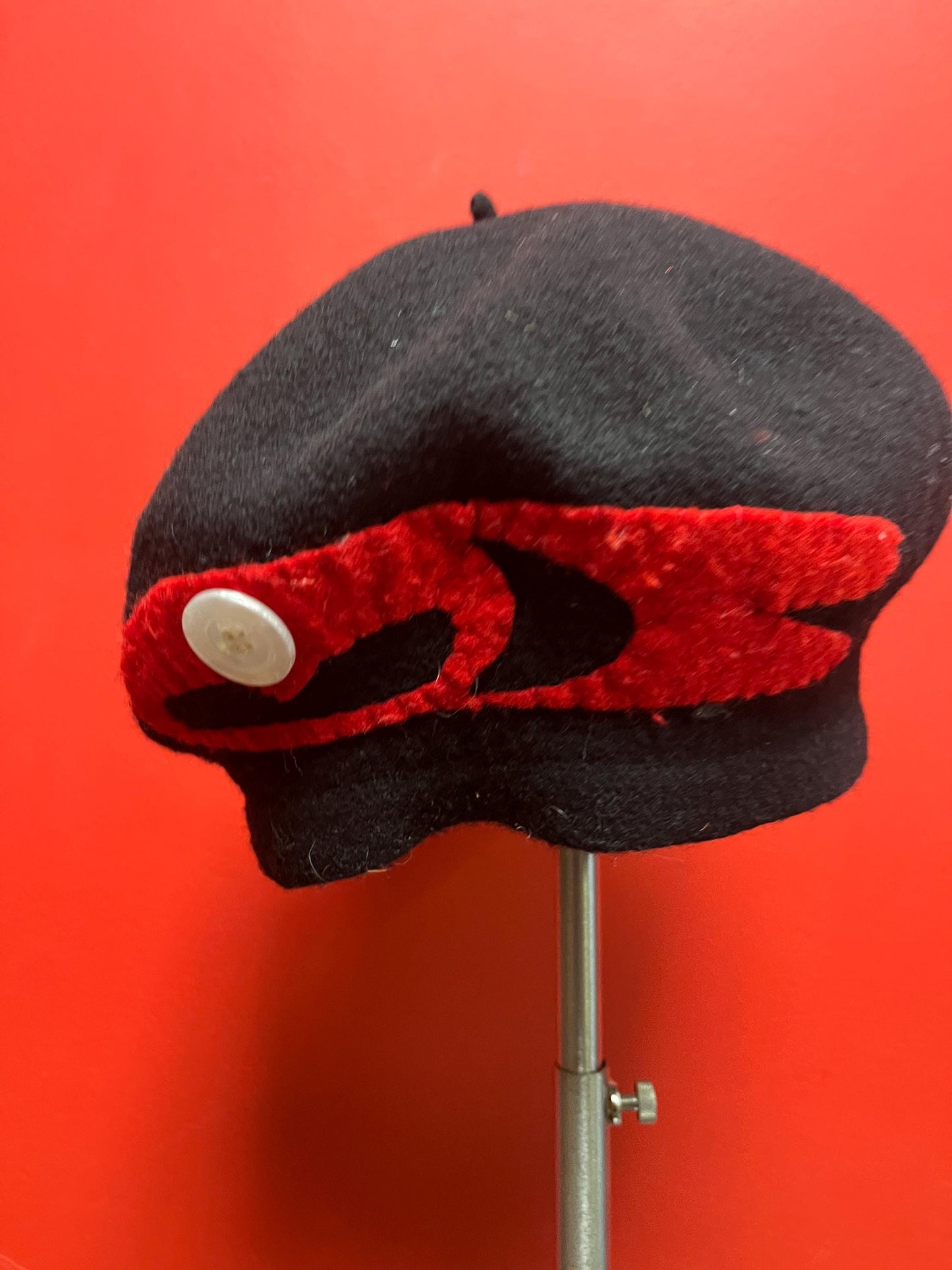 Lovely indigenous  Haida button blanket hat  8 inches across  Fits medium to large head great condition - good value